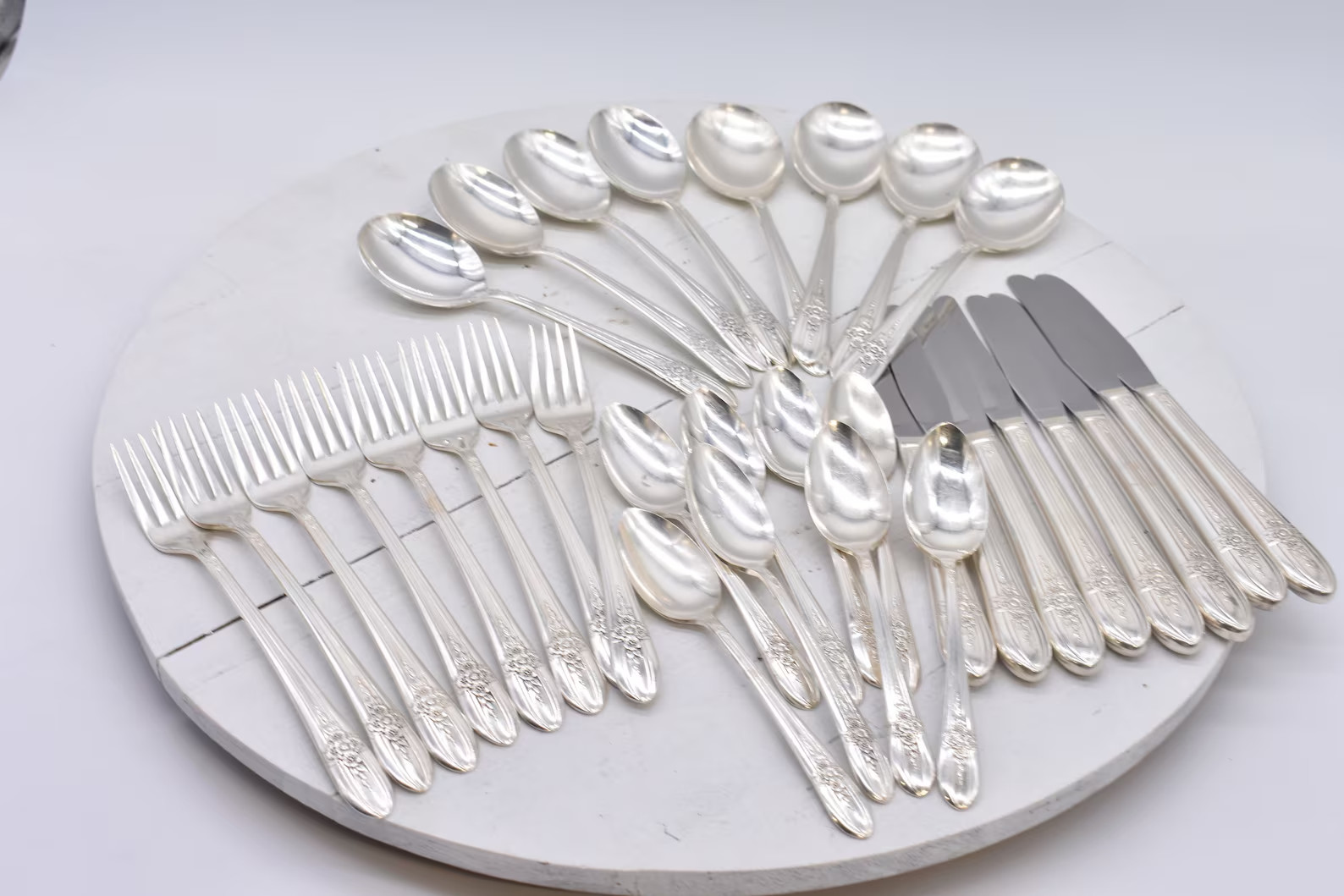 Vintage WM Rogers Extra Plate, 32 Piece Silverplate Service for 8 Flatware Set