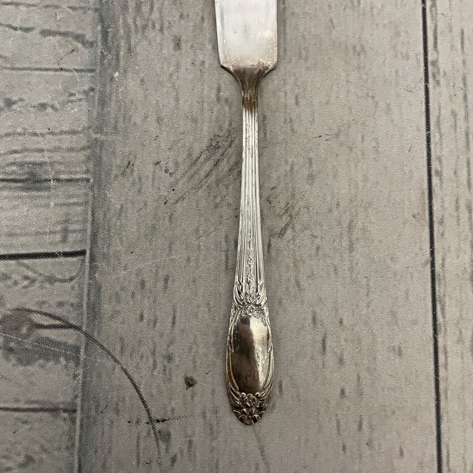 Vintage National Silver Co. Four (Silverplate) 7-1/4″ Flat Handle Butter Knife