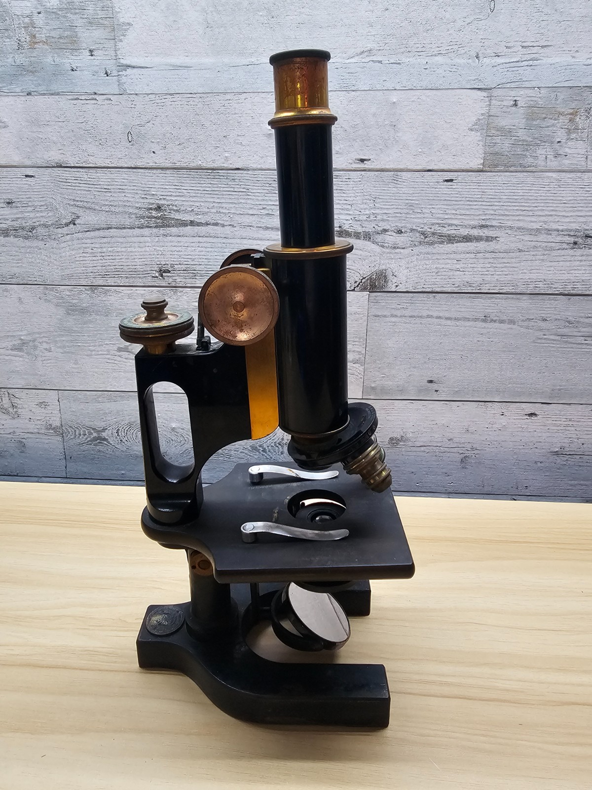 ANTIQUE BAUSCH & LOMB MICROSCOPE AND OPTICS – W/ ORIG. WOODEN CASE – 1908