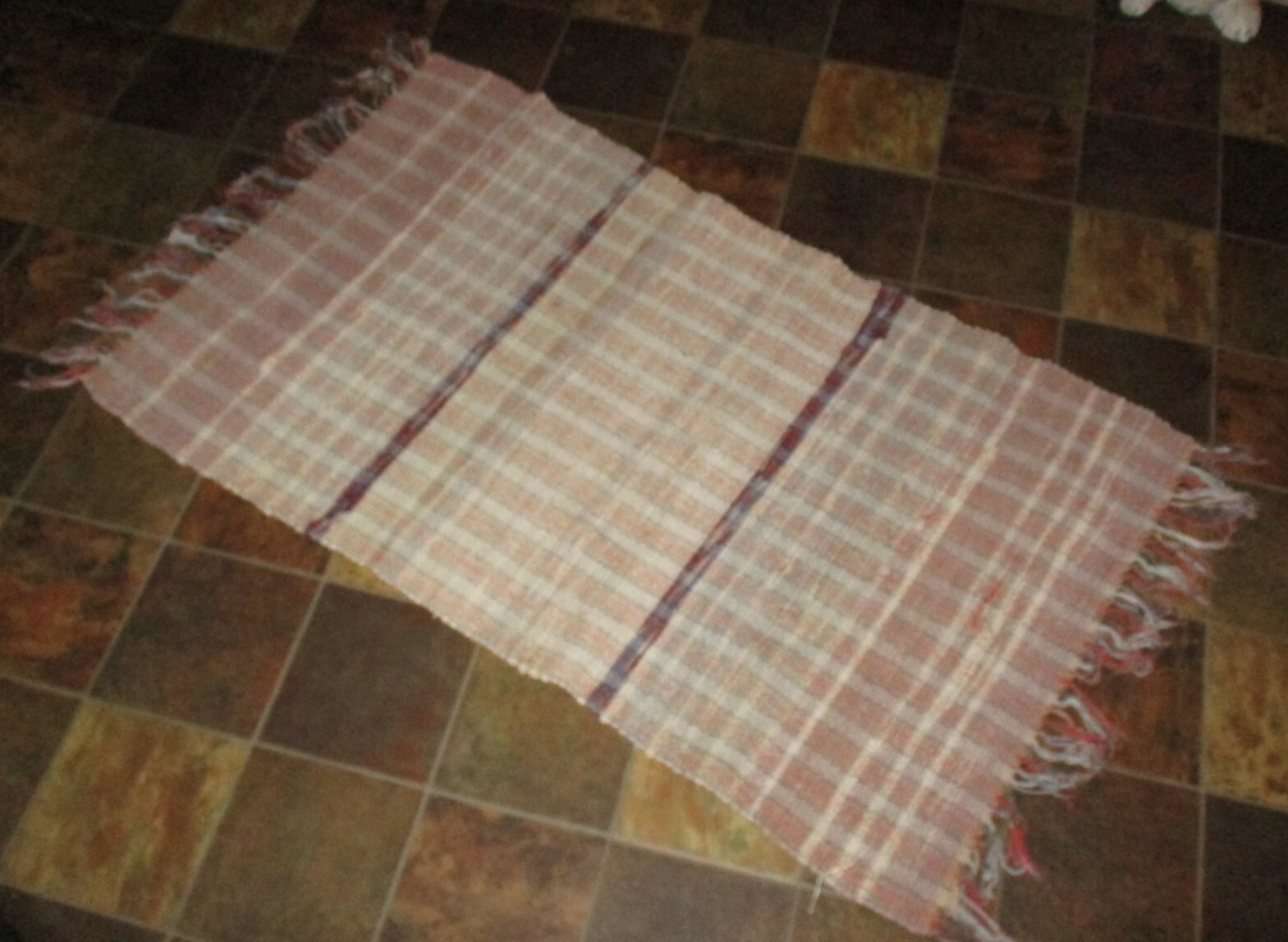 Vintage 70s HAND LOOMED RAG RUG RUNNER 46″ X 25″ White Tan Red Farmhouse
