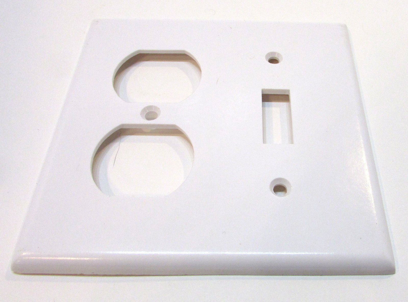2000’s Switch Outlet Side by Side White Plastic Box Cover Electrical Wall Plate