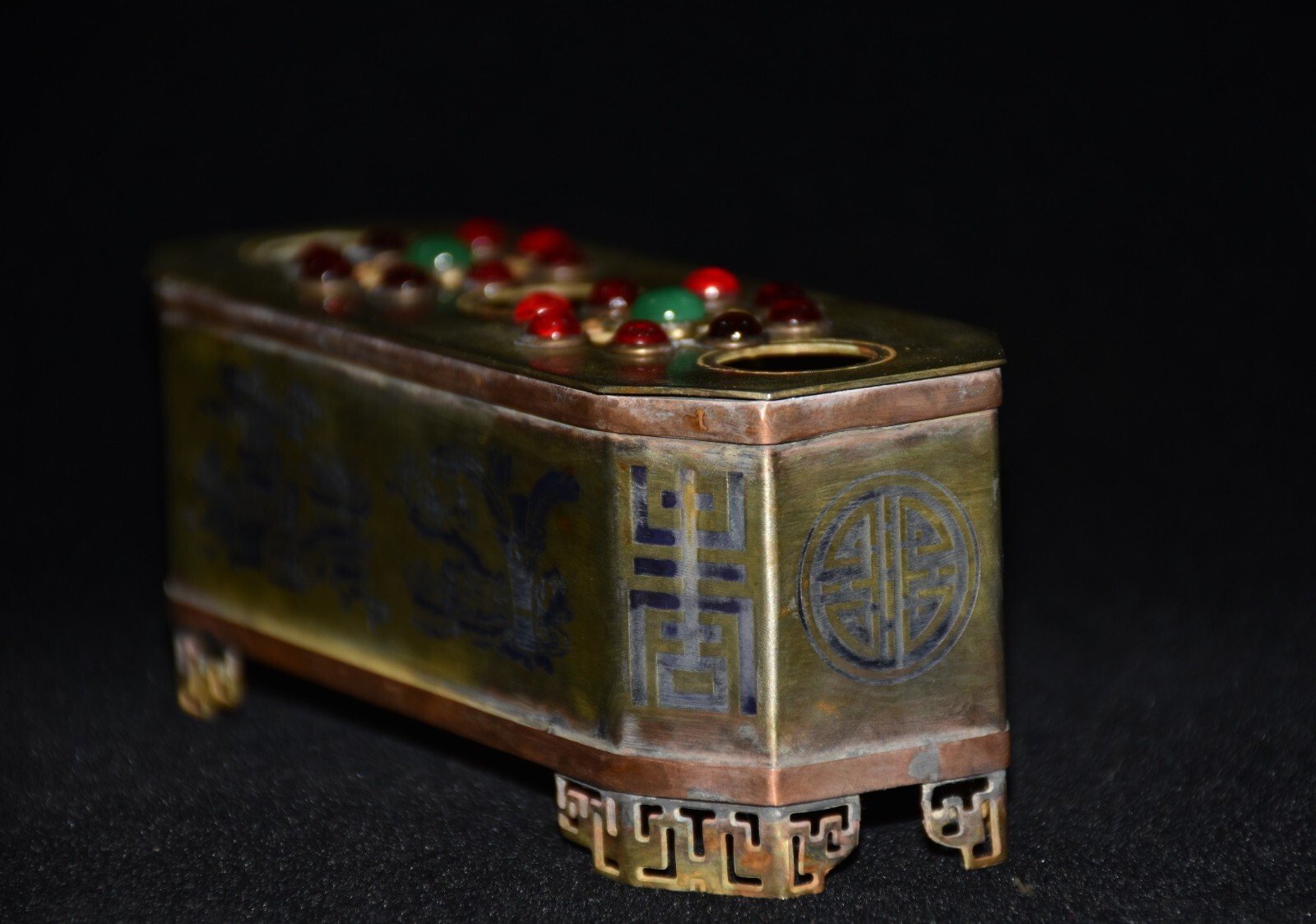 Pure copper inlaid with emerald, ruby, and incense box decoration