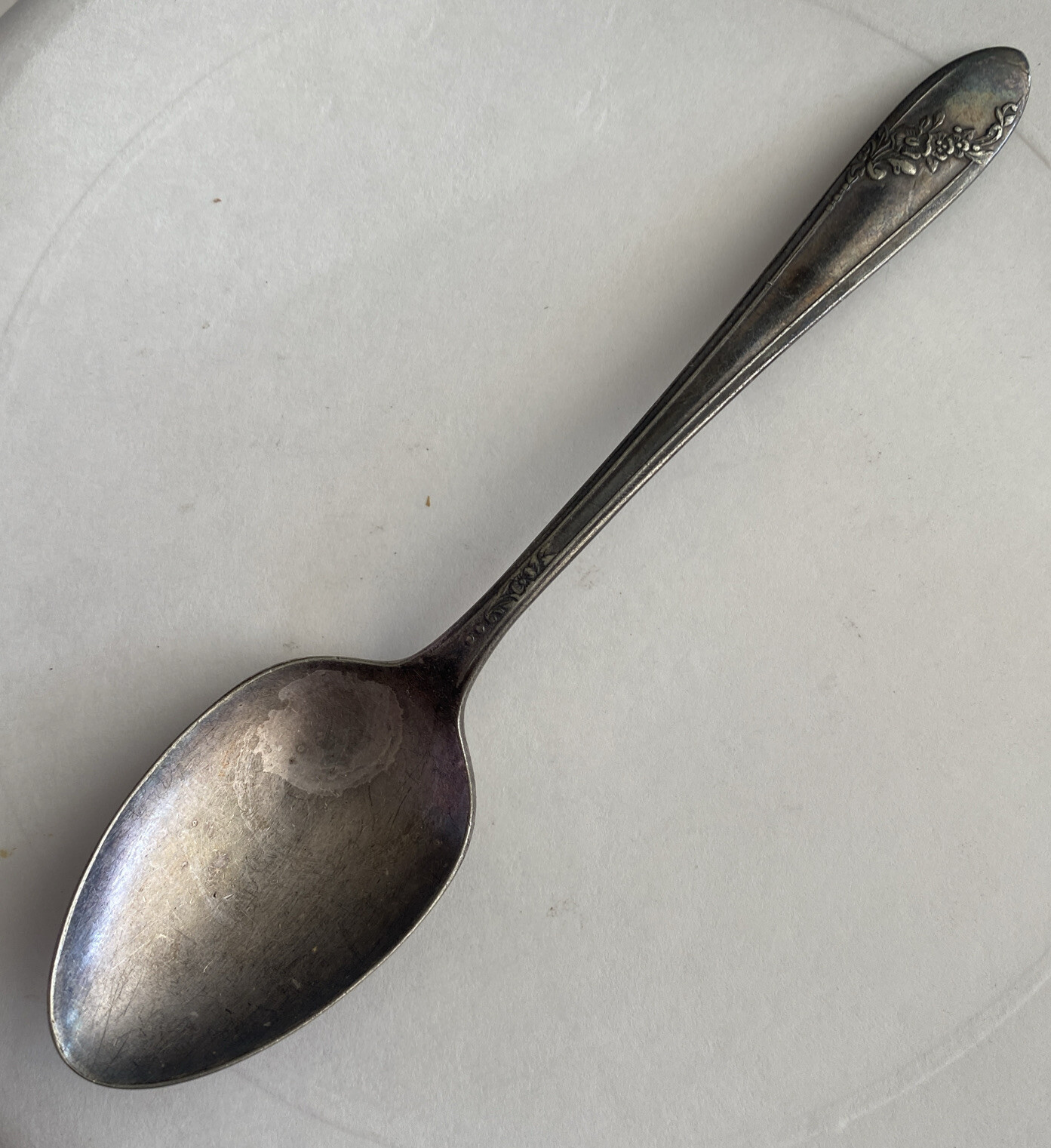 Oneida Community Tudor Plate – QUEEN BESS II, 1946 – Fruit / Orange Spoon 5 7/8″