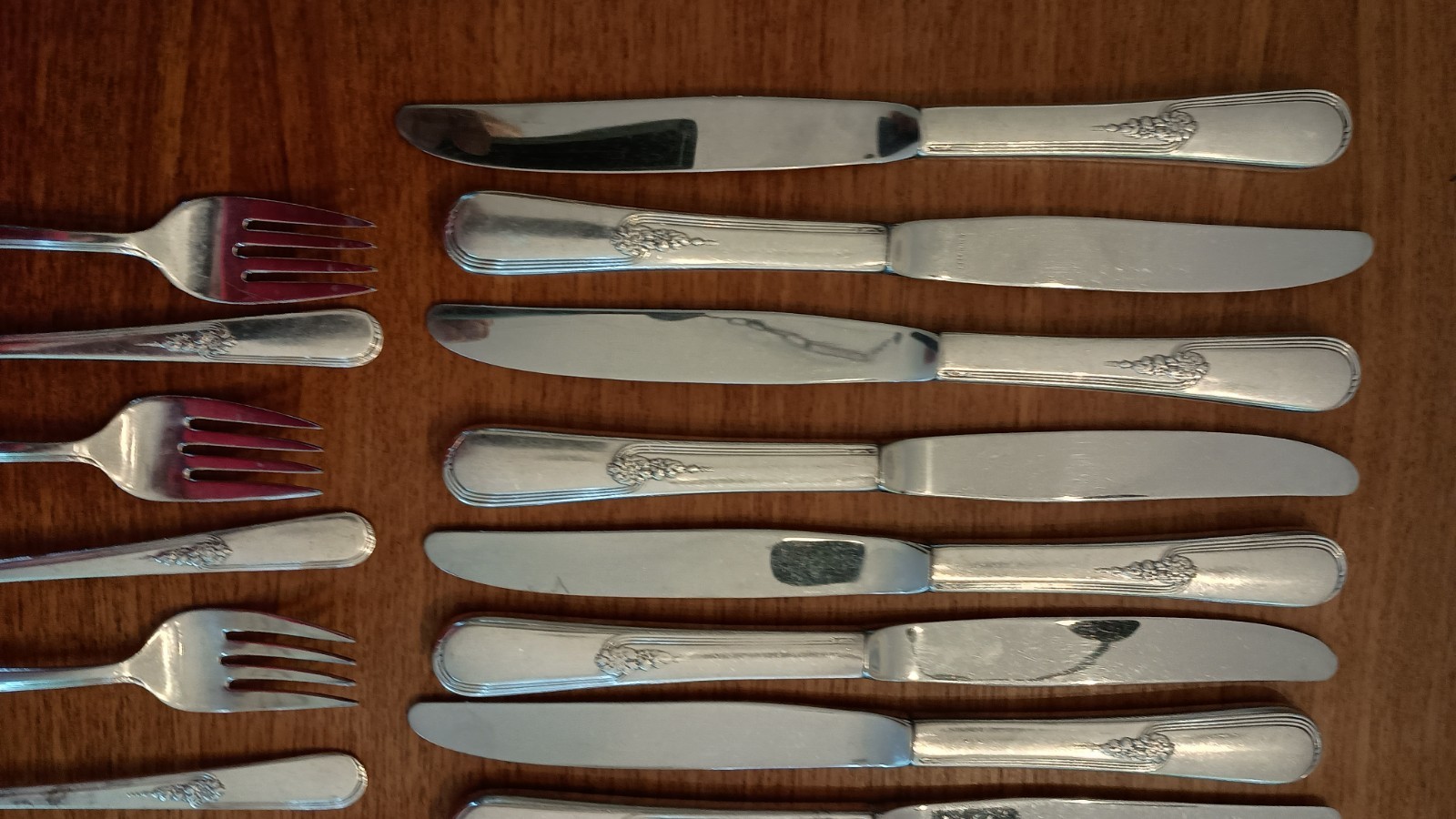 Holmes & Edwards Youth Pattern Silver Plate 39 Pieces Inlaid IS 1940s Silverware