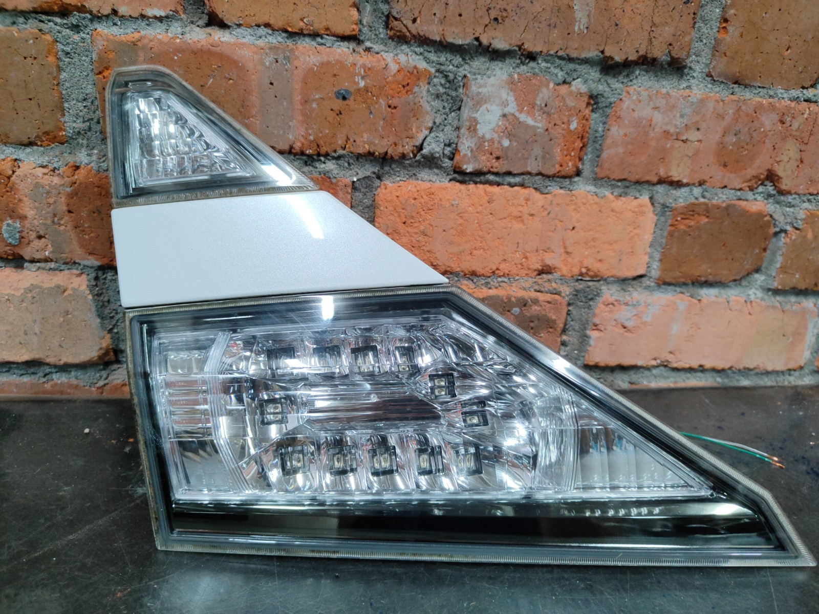 JDM Toyota Vellfire ANH20 2010 Rear Tail Lamp BONNET Light ELFT Hand Side N/S