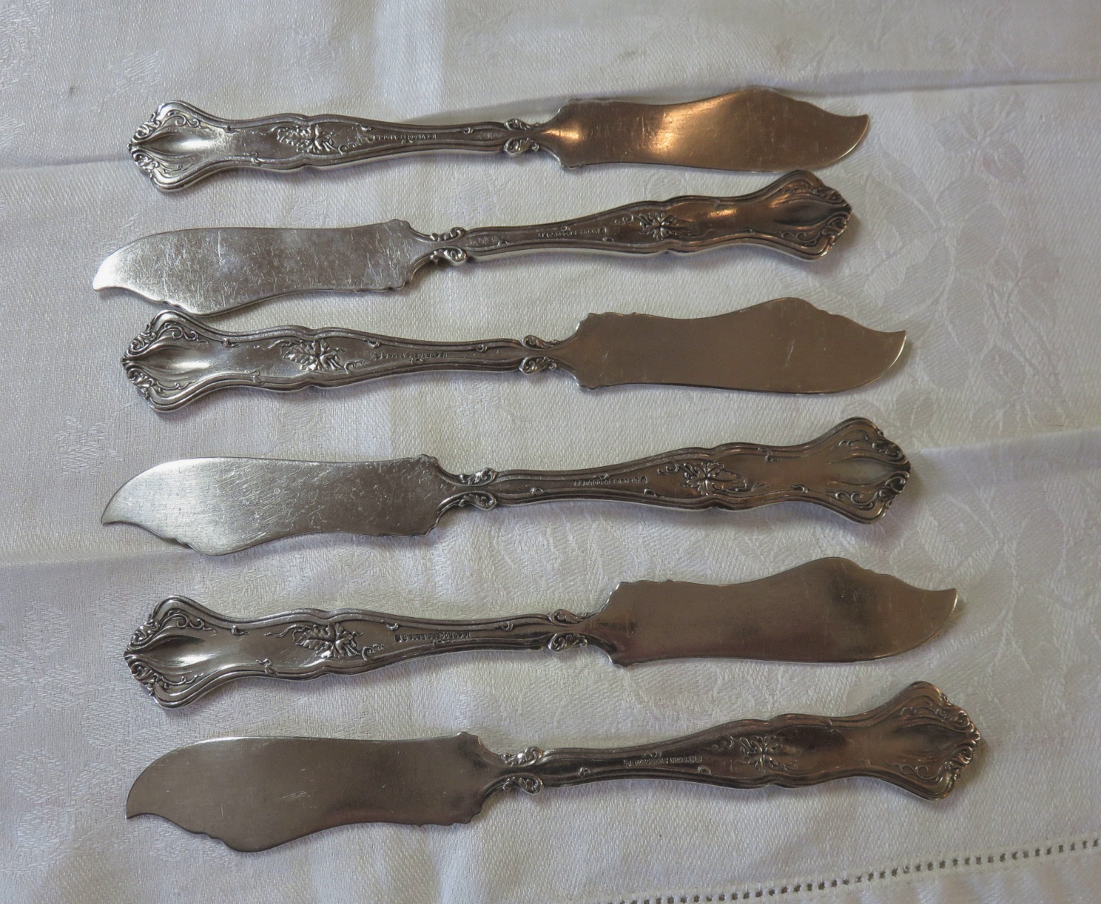 (6) VINTAGE SILVERPLATE BUTTER SPERADER’S /ROGER’S BROS 1847 /RAISED BERRY MOTIF