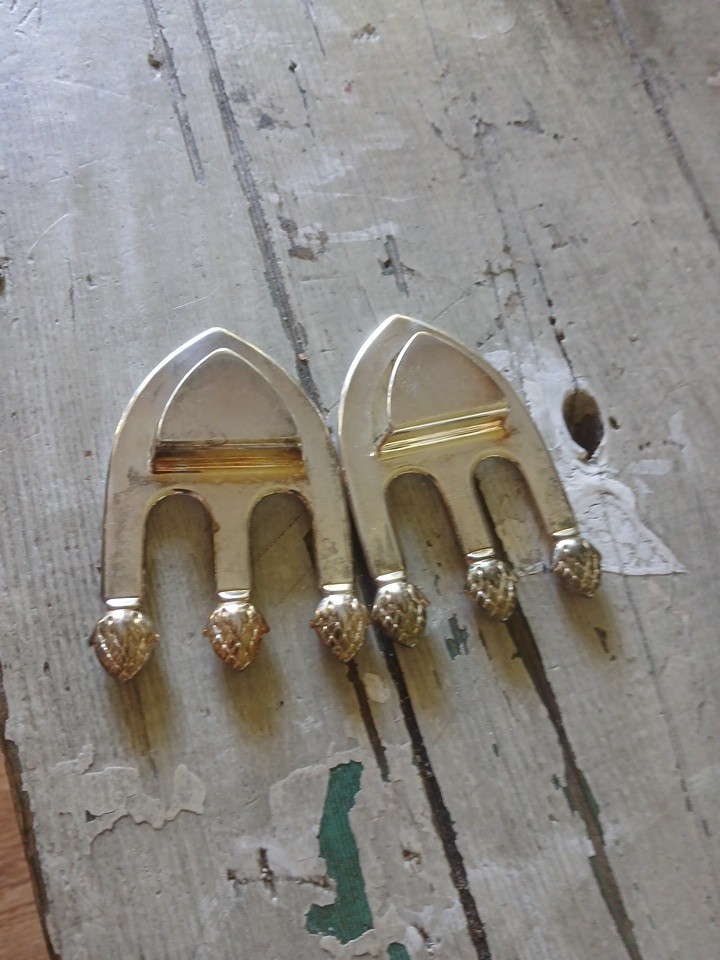 The Sheffield Silver Co 2 Trident Pineapple/Acorn Casserole Spoon Rests Italy
