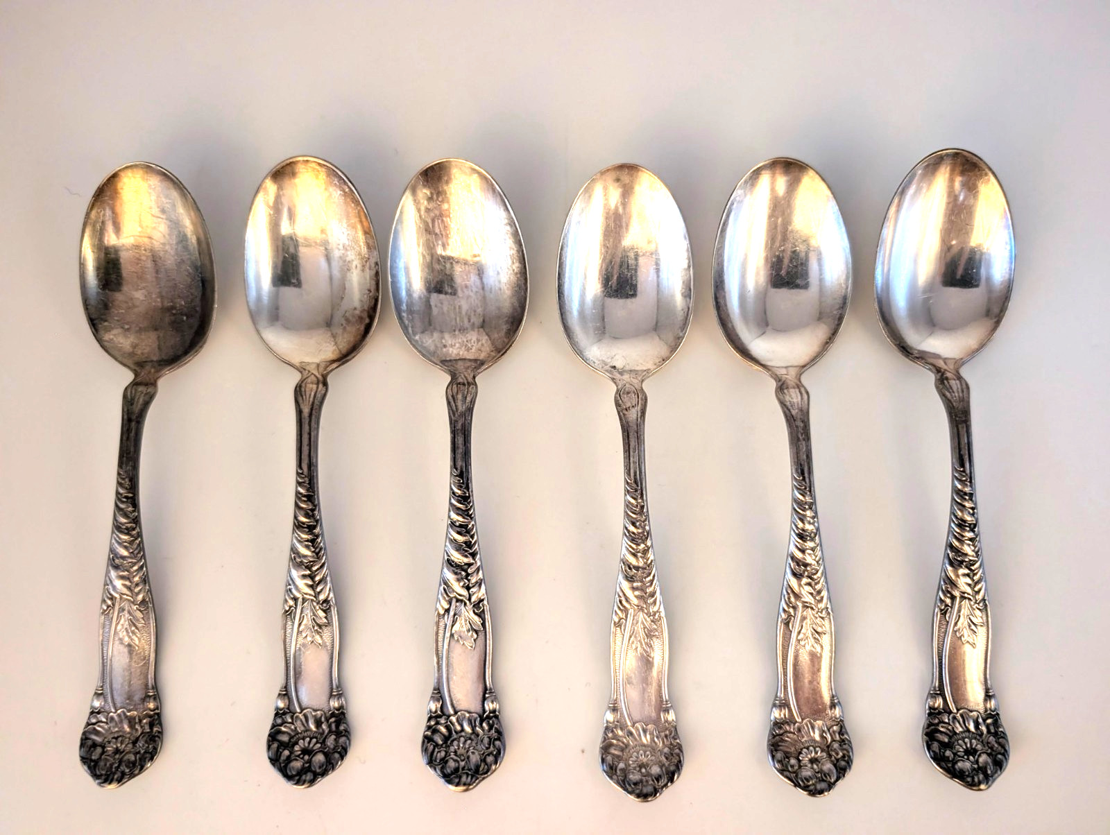 Oneida Cereta 1902 Soup Spoons Antique Silverplate 6 Place Oval 6 3/8″ Tarnished