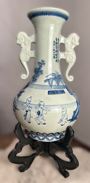 ANTIQUE CHINESE BLUE & WHITE VASE WITH FOO DOG HANDLES ON STAND