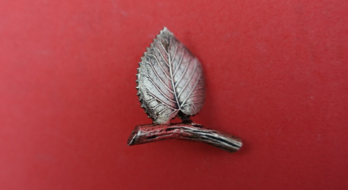 Unknown Pattern by Tiffany and Co Sterling Place Card Holder w/ leaf 1″ x 1″