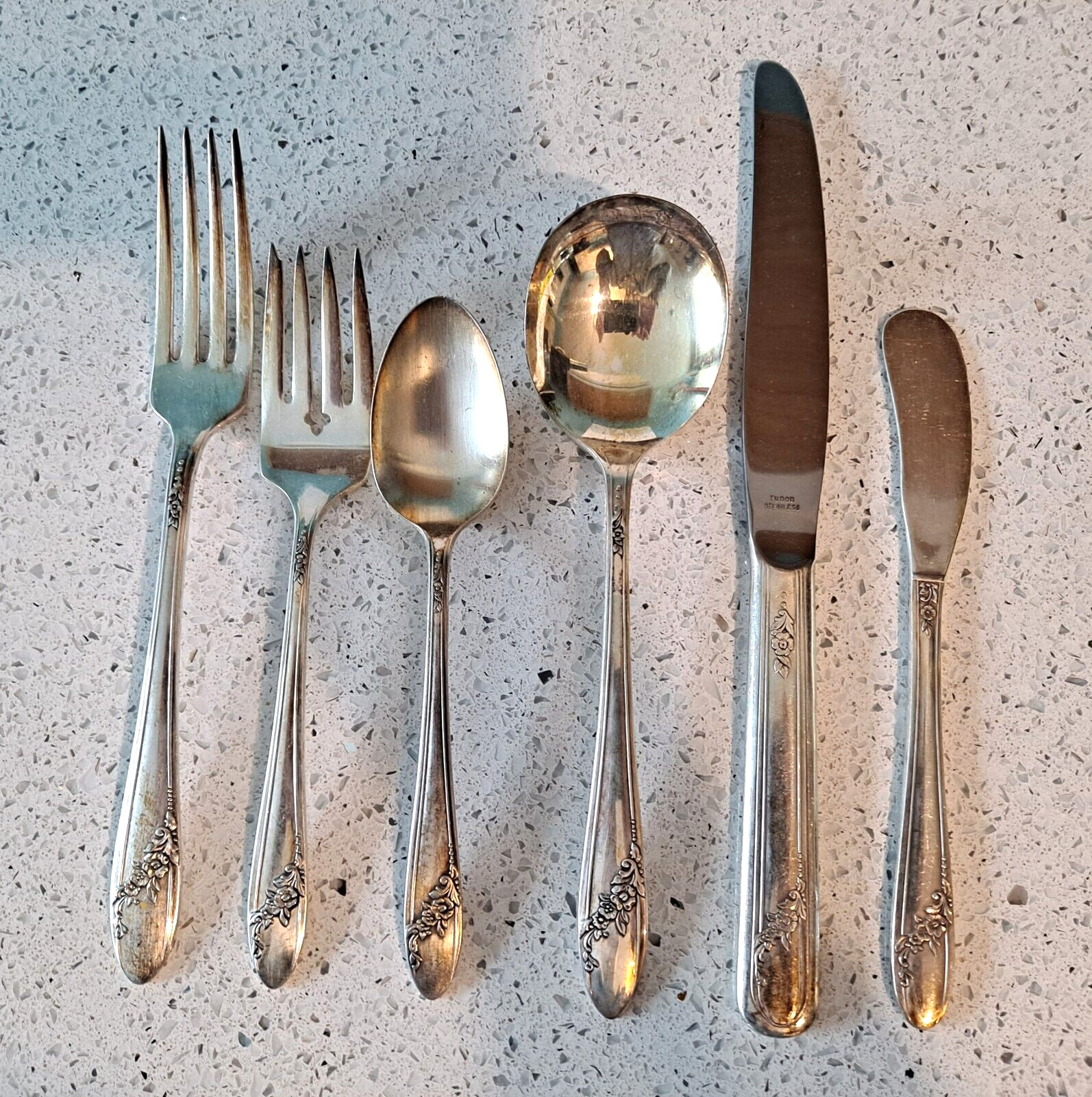 ONEIDA COMMUNITY TUDOR PLATE QUEEN BESS ll SILVERPLATE PLACE SETTING FOR ONE