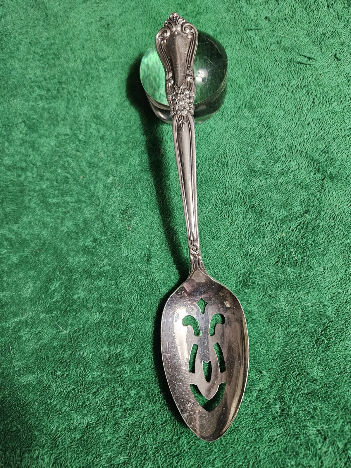 Rogers VALLEY ROSE Pattern Slotted Table Serving Spoon. 8 1/2″ Long.