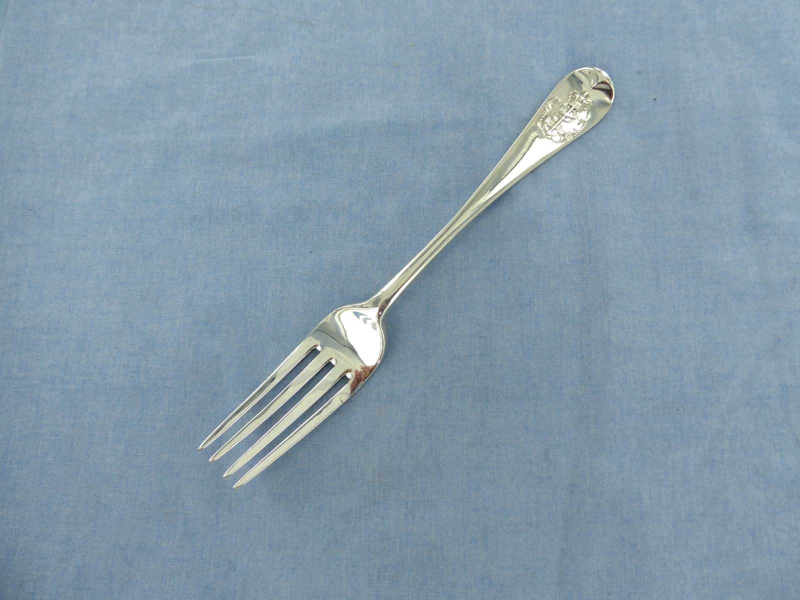 AN ANTIQUE STERLING SILVER ADMIRALTY PATTERN DINNER FORK ,LONDON 1857