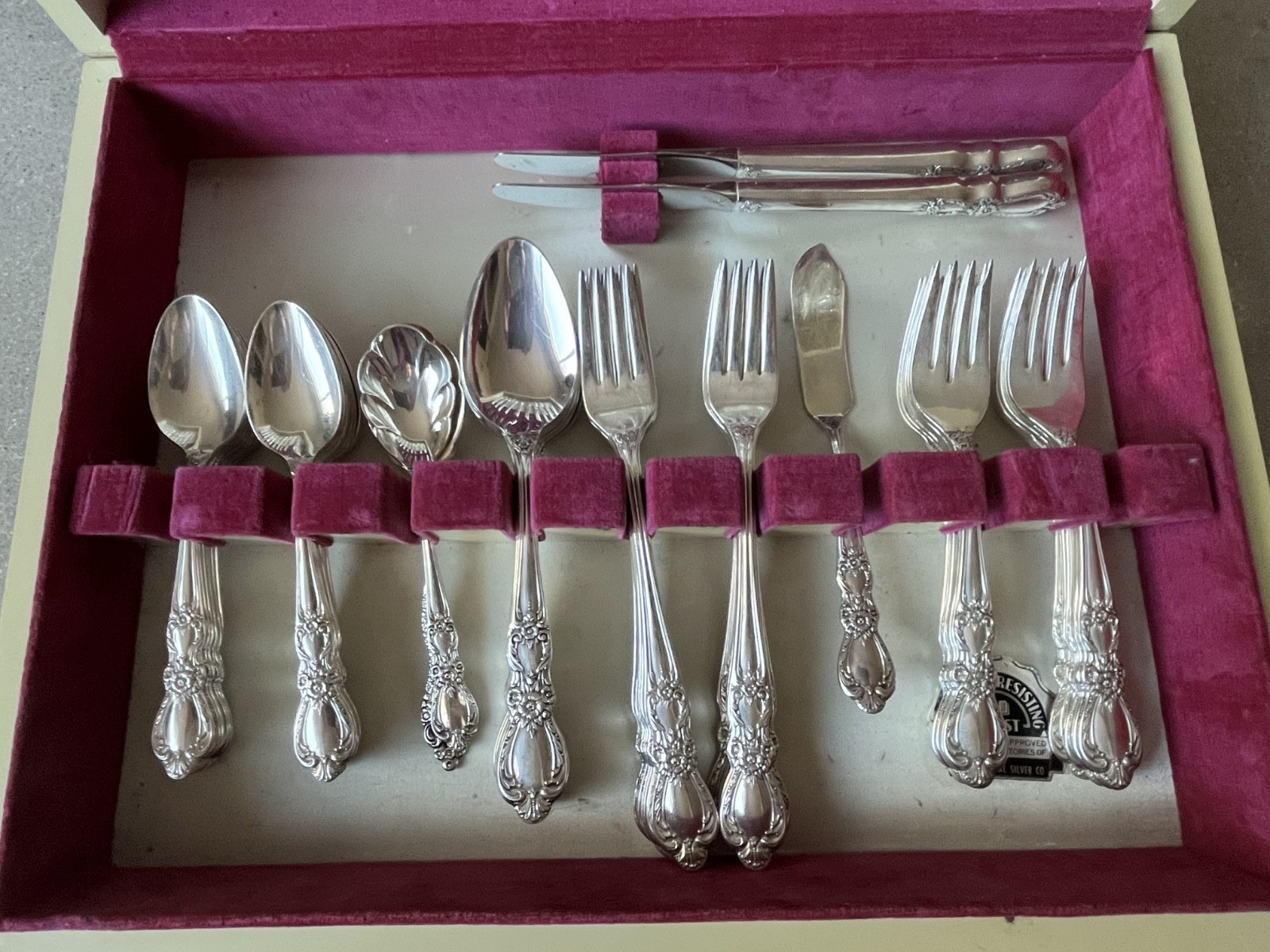 Vintage Rogers Bros 71 Piece Silverplate Flatware Heritage w/ box in great shape