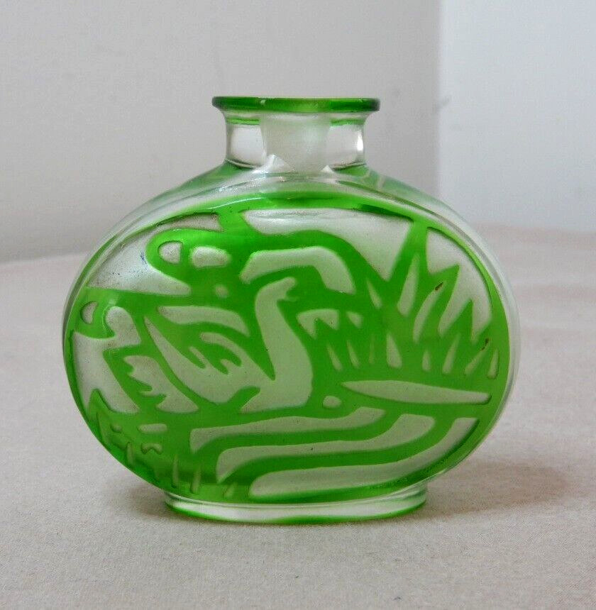 OLD CHINESE HAND CARVED SWAN CAMEO GLASS SNUFF BOTTLE