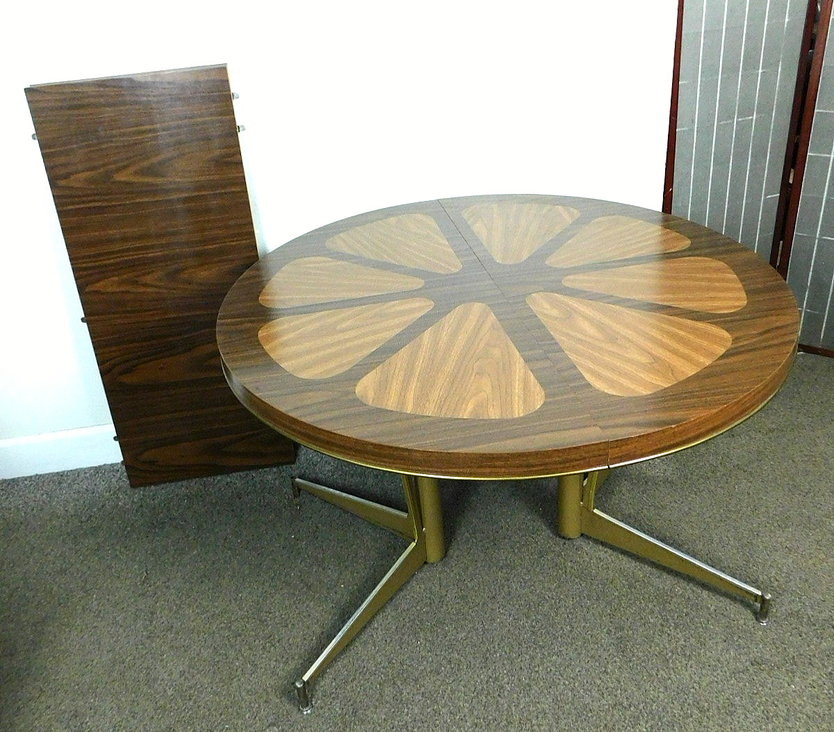 MCM Flower Power Walnut 1963 Atomic Kitchen Dining Table 42 Round + 18″ Ext Leaf