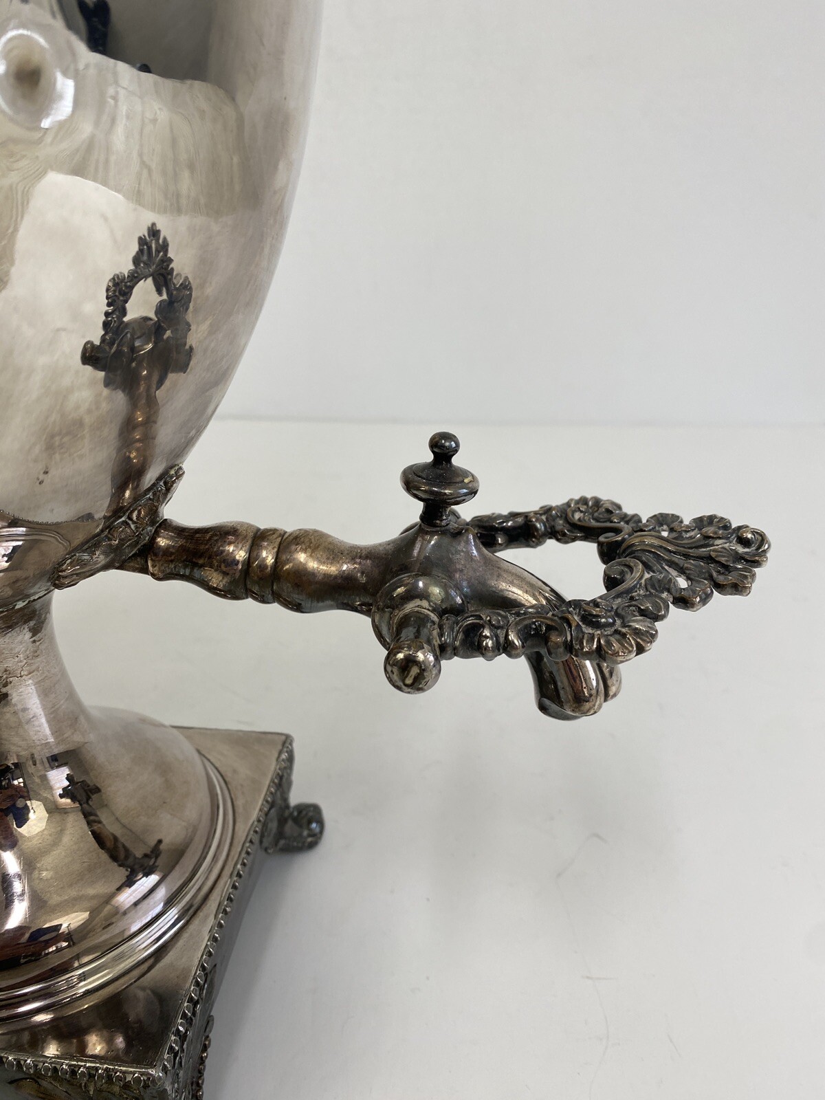 STUNNING VINTAGE SILVER PLATE HOT WATER/COFFEE URN, 20″ TALL Ornate Handles /rw