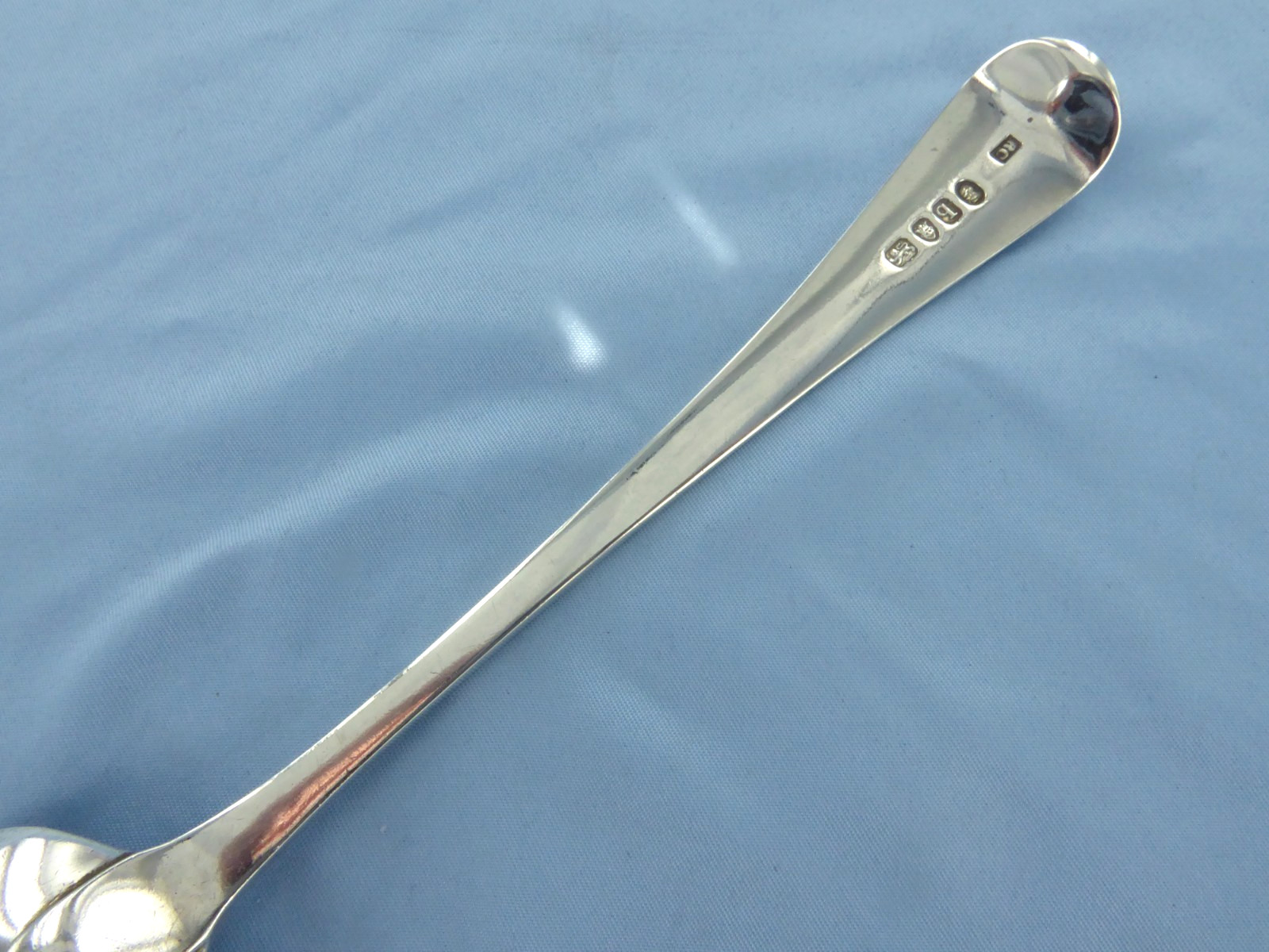 AN ANTIQUE STERLING SILVER OLD ENGLISH THREAD SOUP SPOON LONDON 1791.