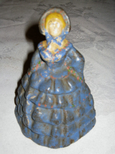 ANTIQUE PRIMITIVE CAST IRON COLONIAL DRESS HAT LADY STATUE TOY DOLL DOORSTOP