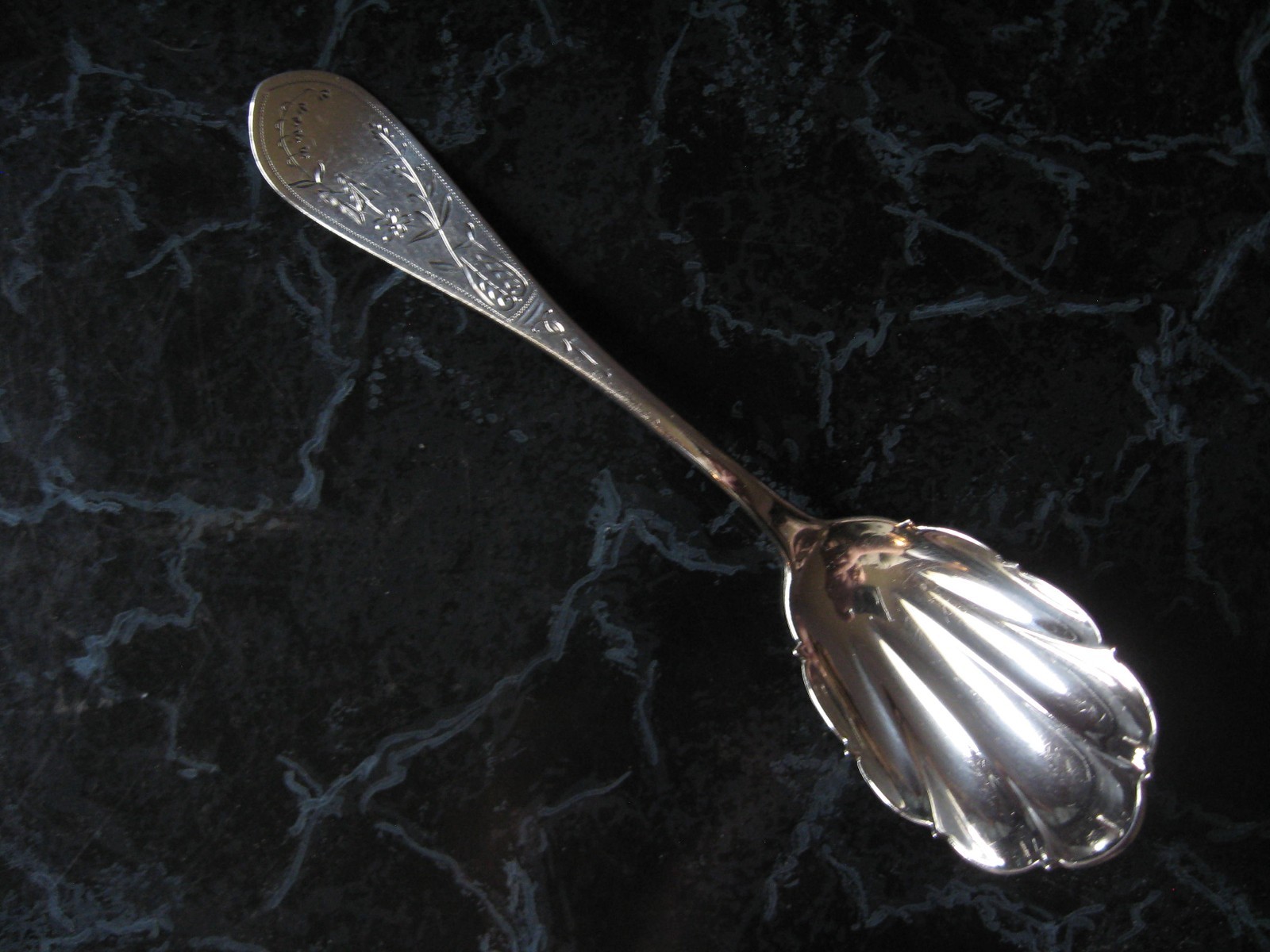 Coin Silver Sugar Shell Spoon HARWOOD BRO’S 1850 PURE COIN Bright Cut 5-7/8″ 18g