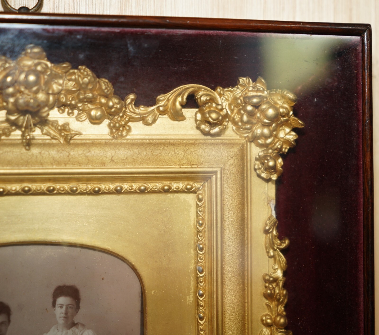 ANTIQUE VICTORIAN VIOLINISTS PHOTO & PERIOD FRAME CASED INSIDE DISPLAY CASE
