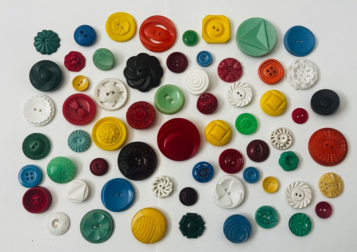 VINTAGE RETRO HOUSEDRESS PLASTIC HOUSEDRESS SOLID PIERCED BUTTONS LOT OF 63