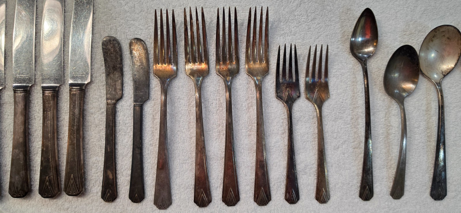 One Lot of 1929 DEAUVILLE COMMUNITY Oneida Silverplate Flatware 17 pieces