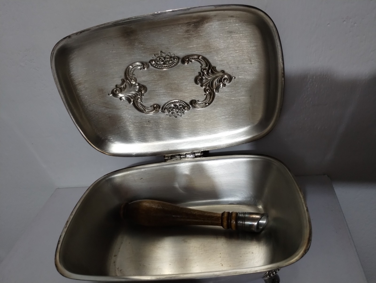 Vintage Silverplated Baroque by Wallace Crumb Butler Footed W/ Wood Handle 276