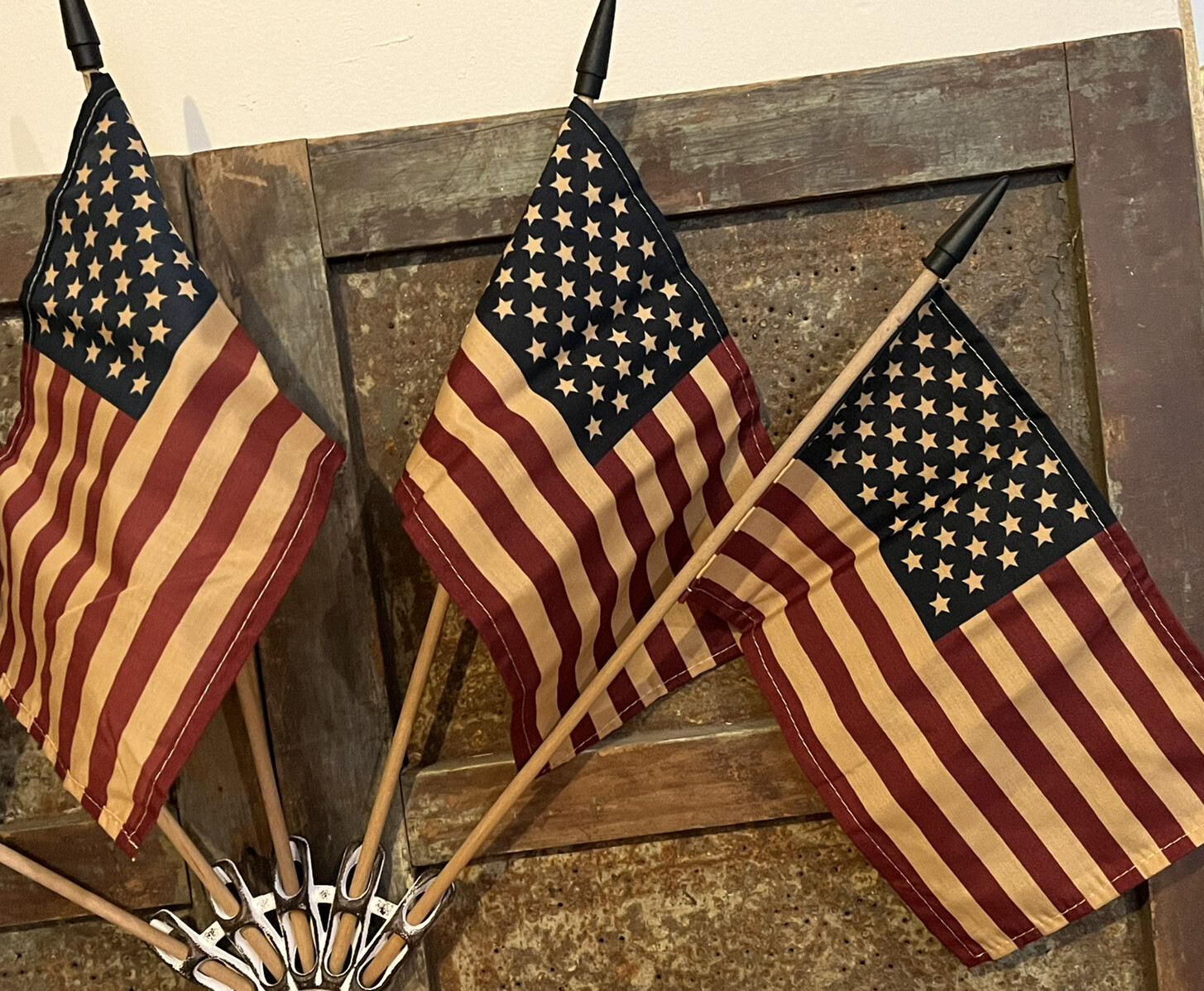 Primitive Americana Wall Mount w 5 Grubby Tea Stained Flags Patriotic USA 36″ w