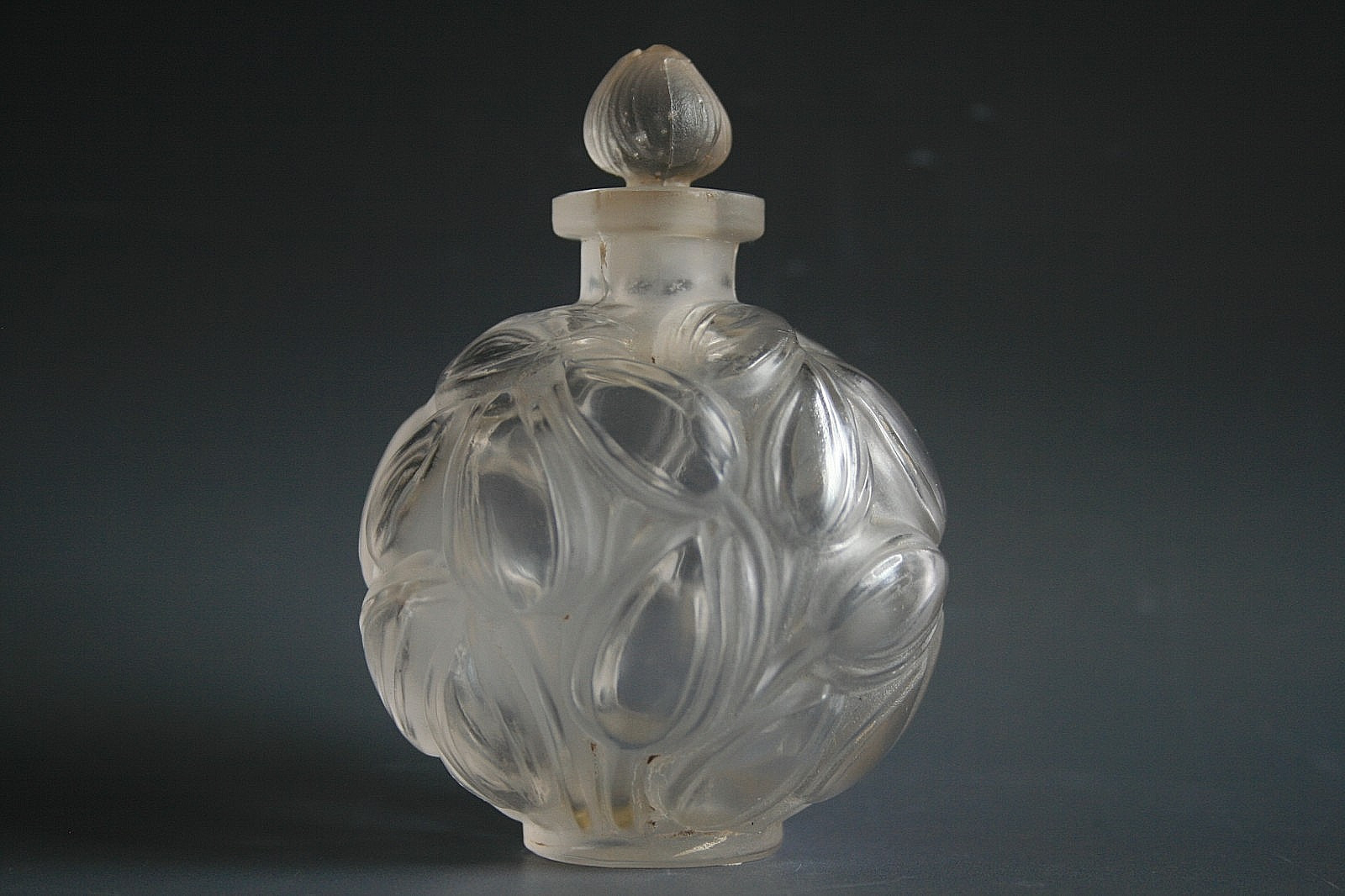 ANTIQUE RENE LALIQUE MECHANT MAIS CHARMANT GLASS SCENT BOTTLE – CIRCA 1927