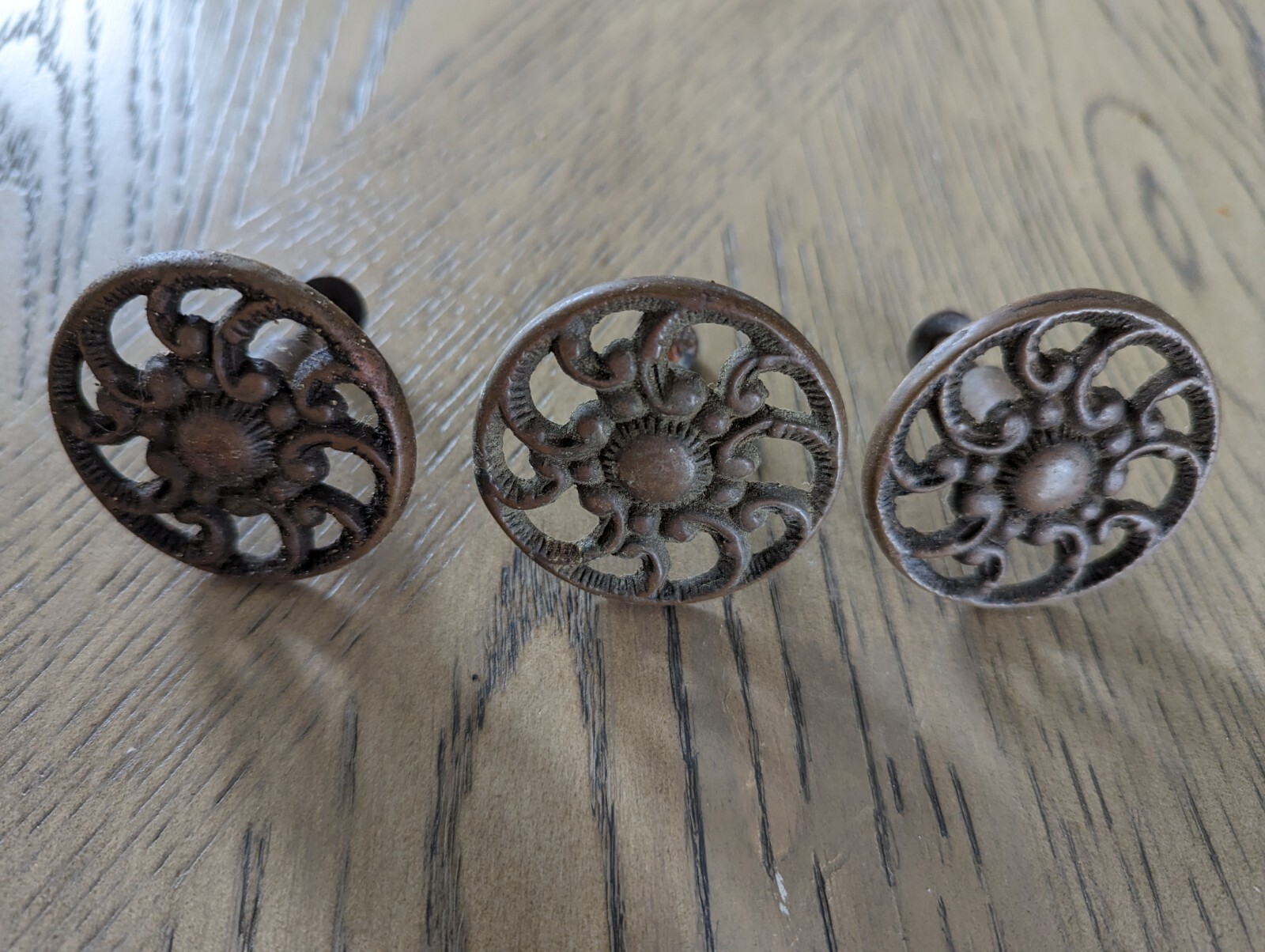 3 ANTIQUE SOLID BRASS LARGE ROUND PULL KNOBS FLORAL DESIGN 2″ DIA PATINA PLUS