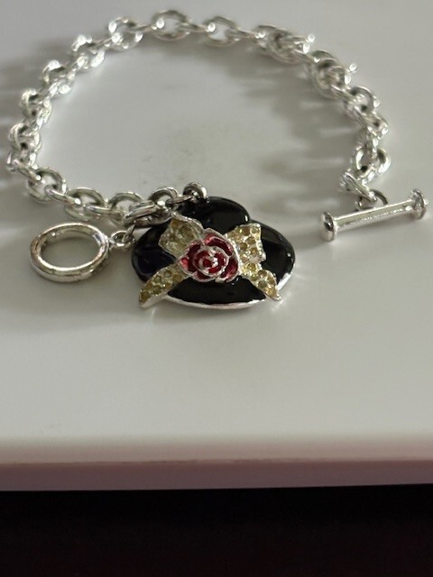 CLASSIC STAMPLED NAPIER SILVER TONE BRACELET WITH HAT CHARM & TOGGLE CLASP