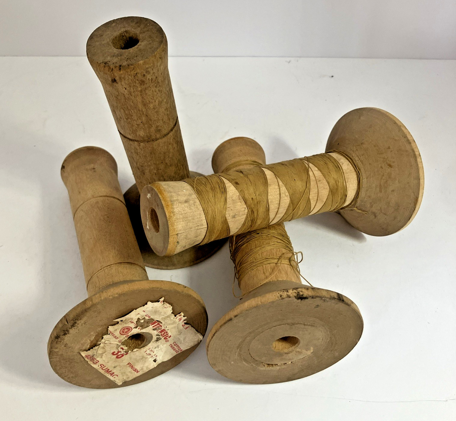 4 Vintage INTRINSIC The American Thread Co Wooden Spool 5.5″ tall 3″ base EMPTY