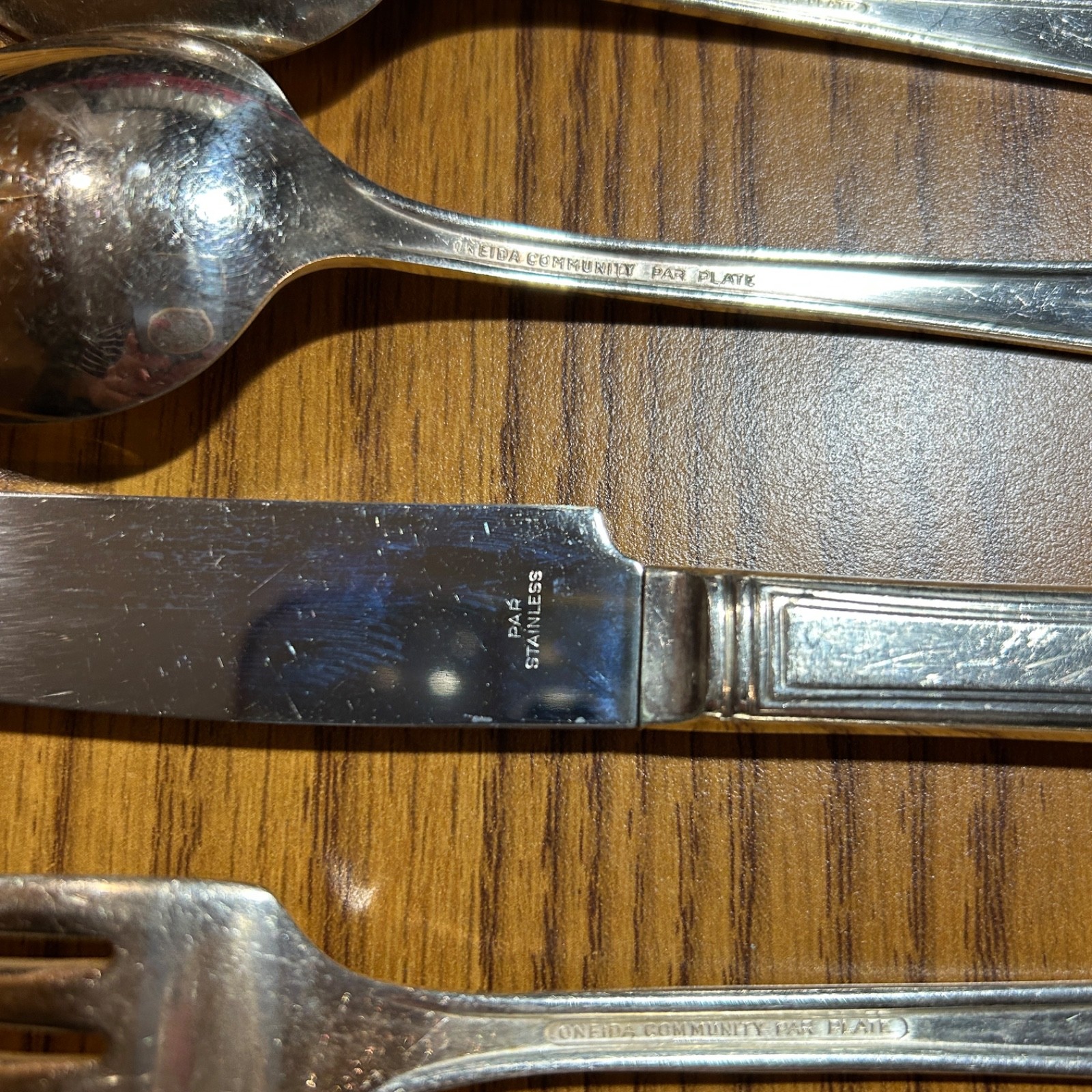 1930s Oneida Heirloom Silverware Set 29 pcs/4 full settings/anti-tarnish box red