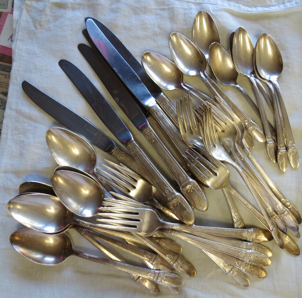 36 Pcs – 1847 Rogers Bros Silverplated Flatware – FIRST LOVE – Fork knife spoon