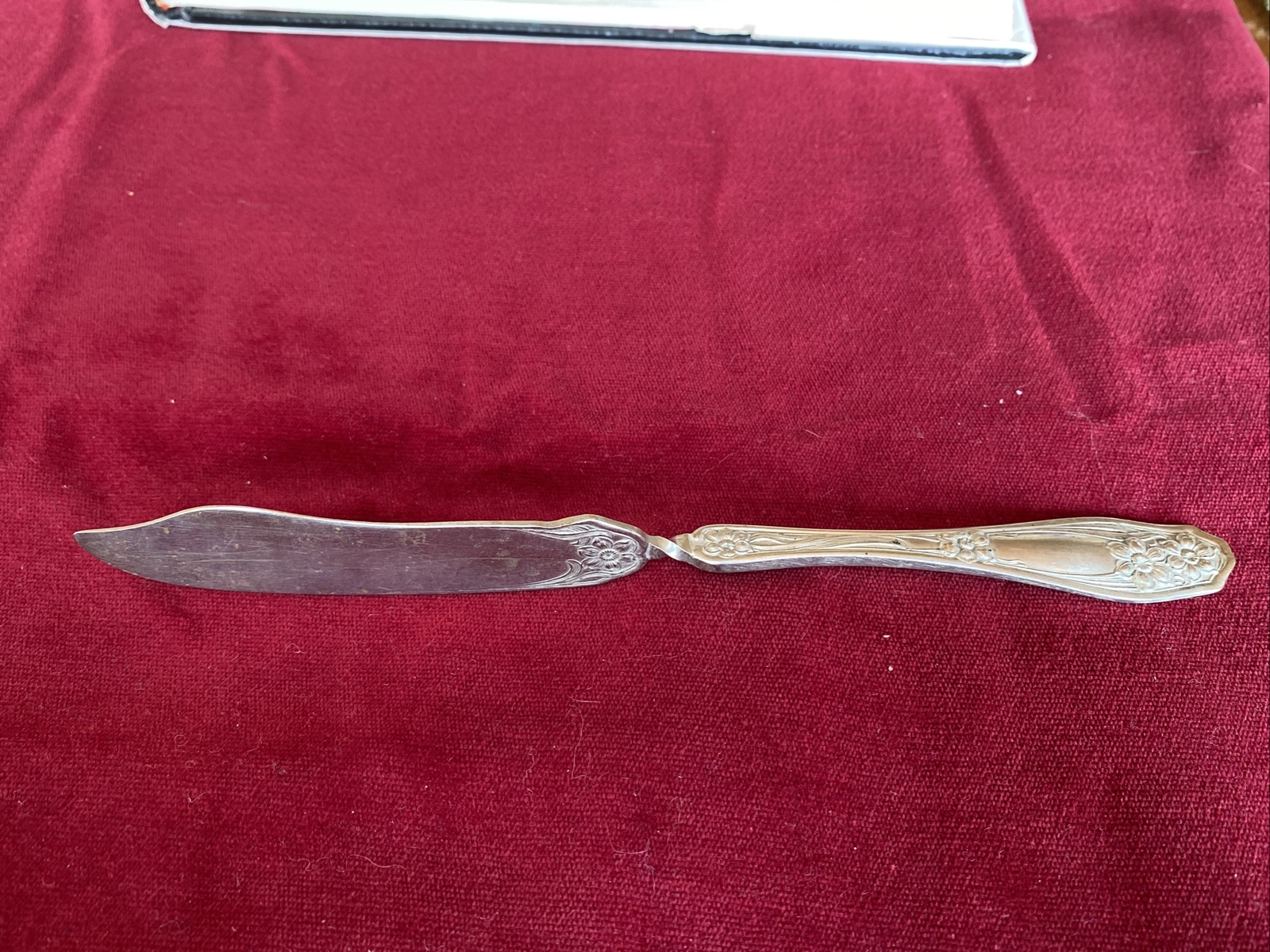ROGERS NICKEL SILVER FLORAL INS237 TWISTED HANDLE MASTER BUTTER KNIFE SPREADER