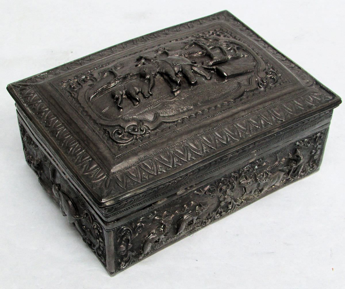 RARE ANTIQUE VIET NAM SILVER BOX / CASE WITH GREAT ELEPHANTS DESIGNS