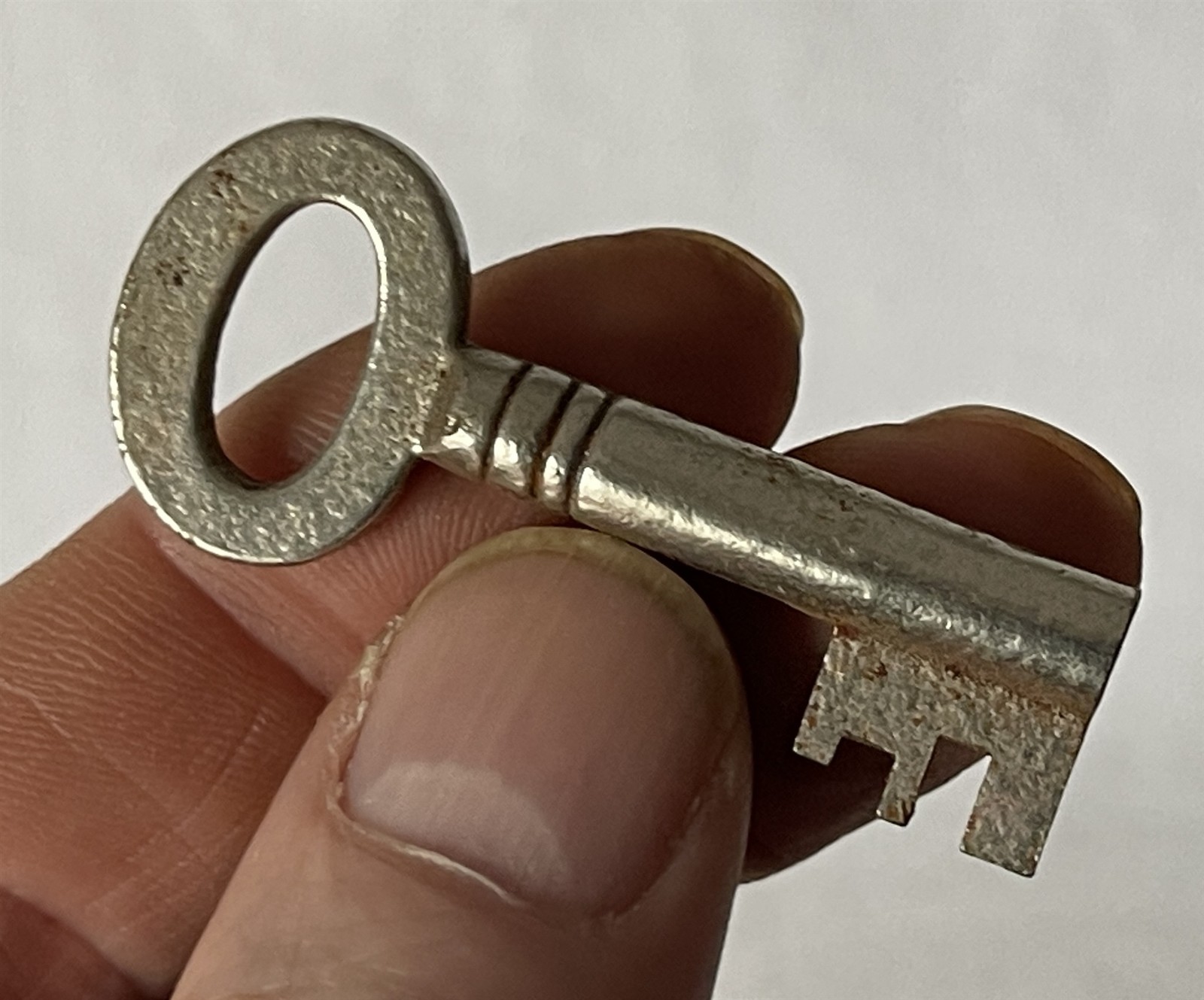 Vintage Unbranded Metal Skeleton / Ornament / Escape Room Key ~ 4.75cm #pF184