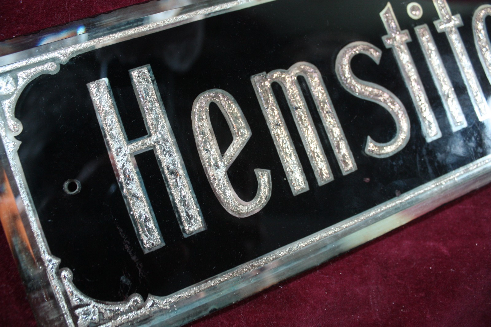 * ANTIQUE ORIGINAL HEM STITCHING REVERSE PAINT AND FOIL SEWING SIGN EARLY 1900 *