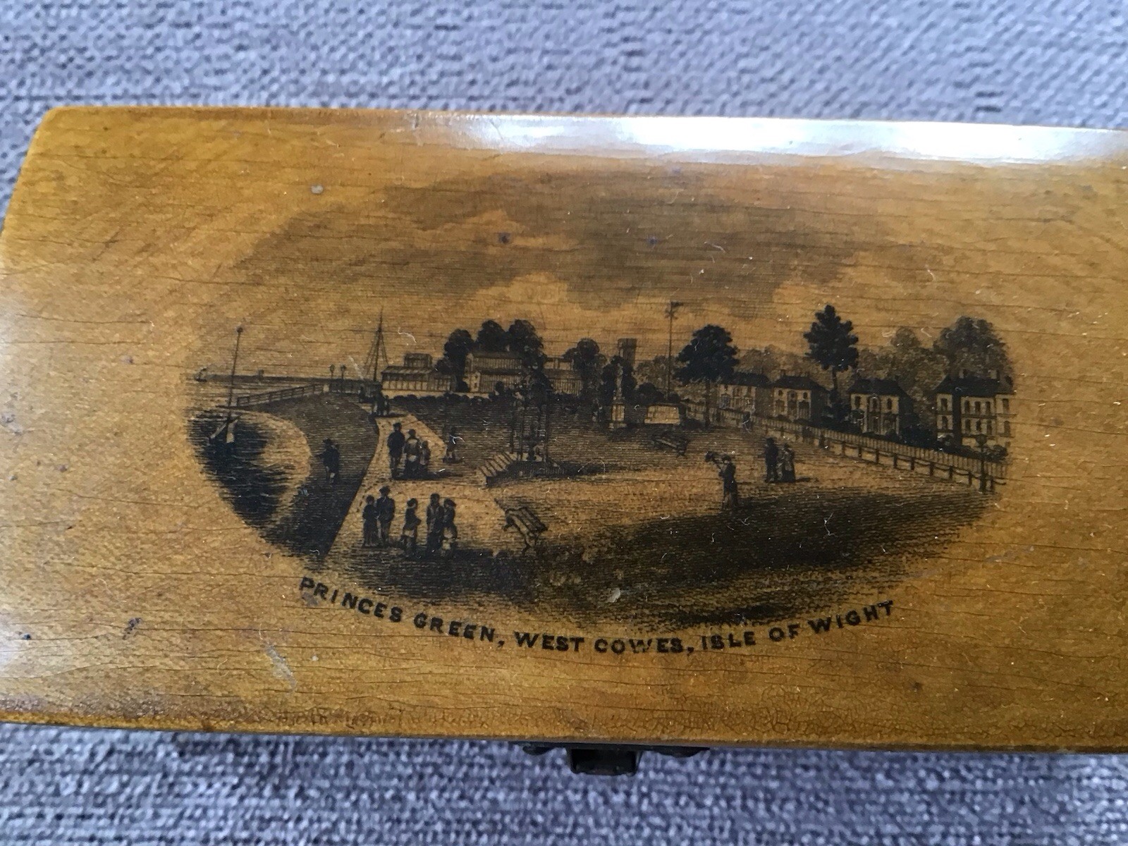 Mauchline Transfer Ware.Hinge/Clasp Bevelled Lid,Box. ISLE OF WIGHT.10x5x3.5cm.