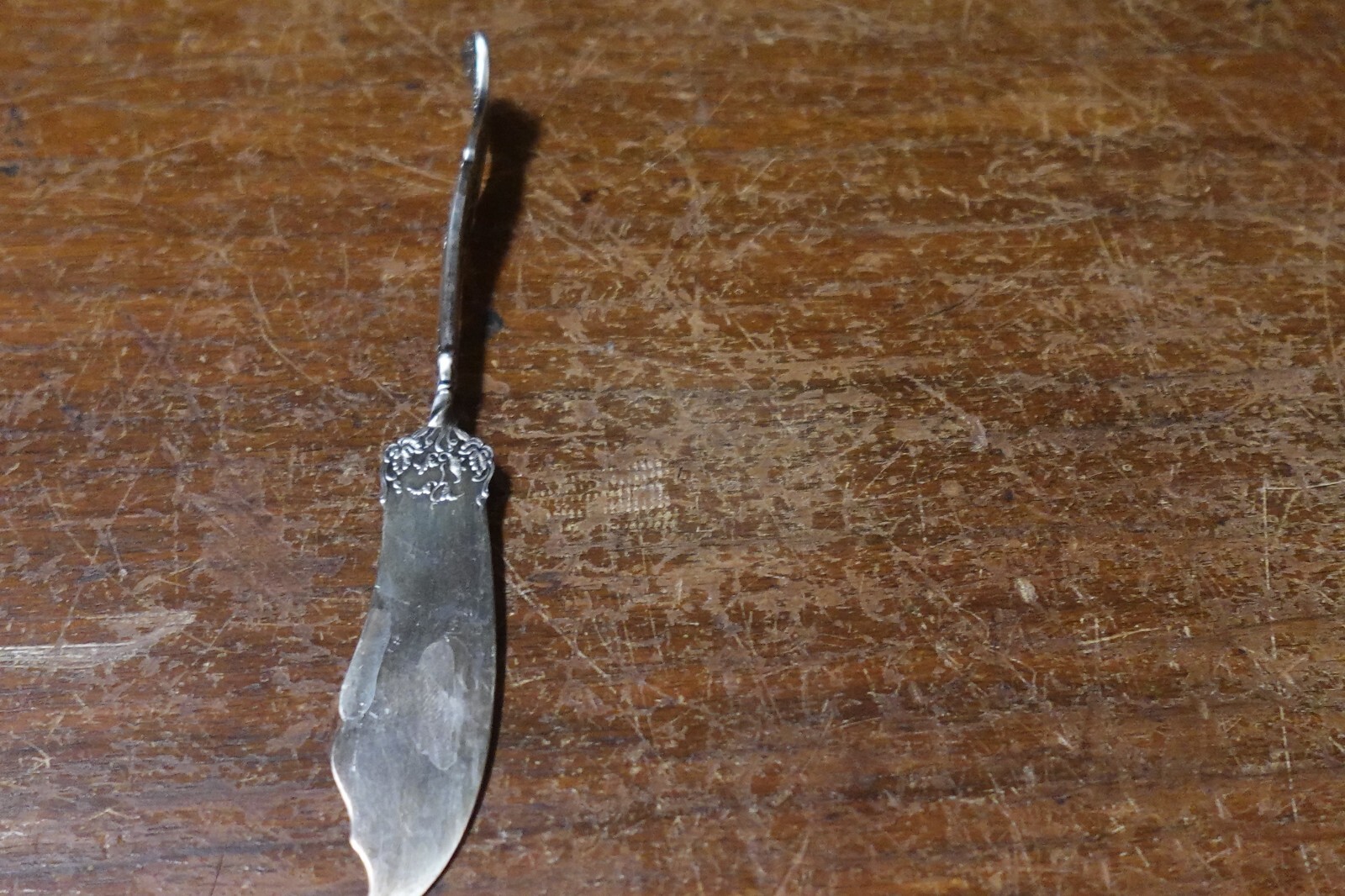Antique / Vintage 104-7 Rogers Bros KA TripleK 7” Butter Knife GRAPE Ornate