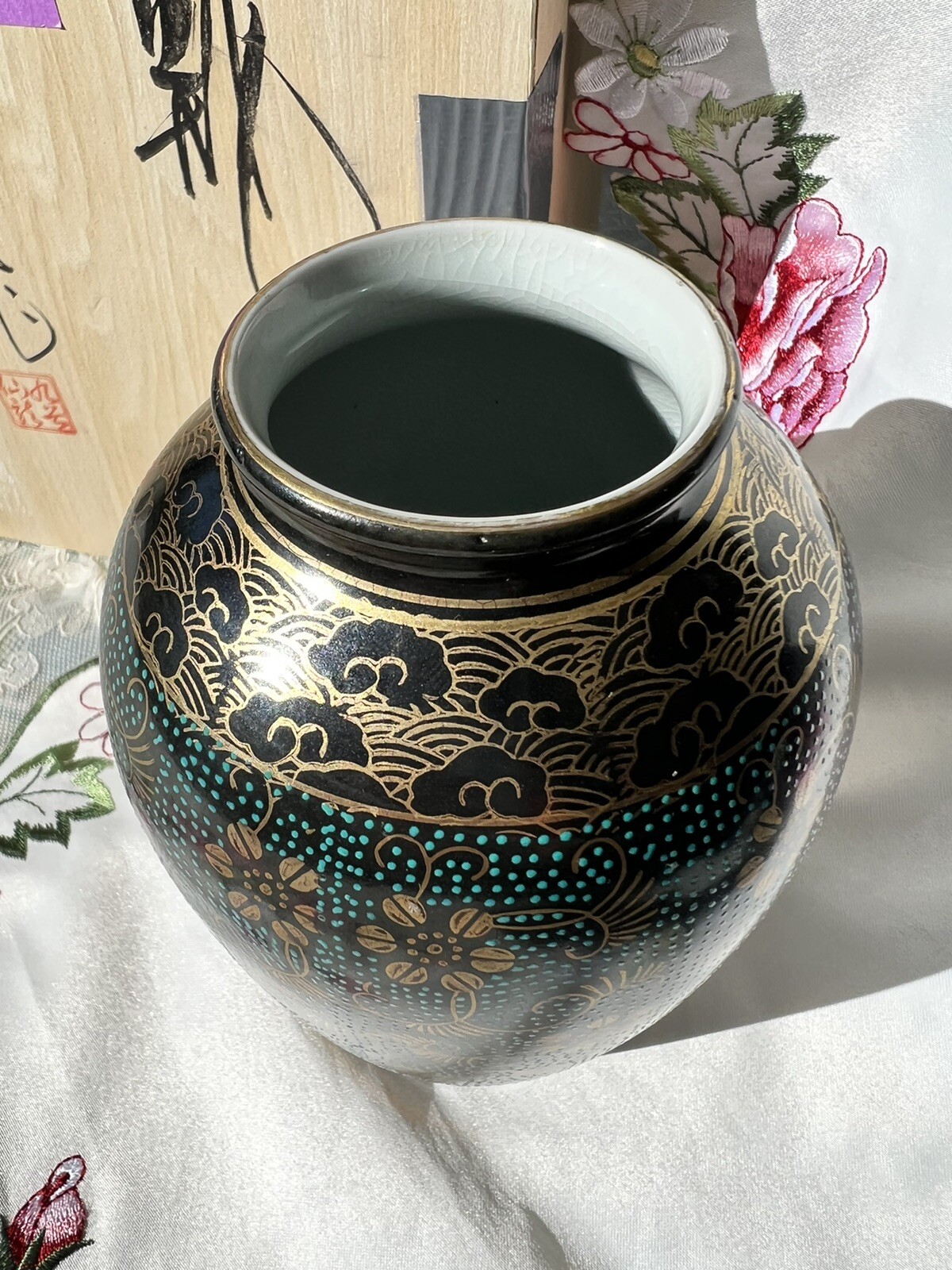 KUTAN（九谷）Ware Vase UNIQUE Pattern Signed Japanese Antique Porcelain Art with box