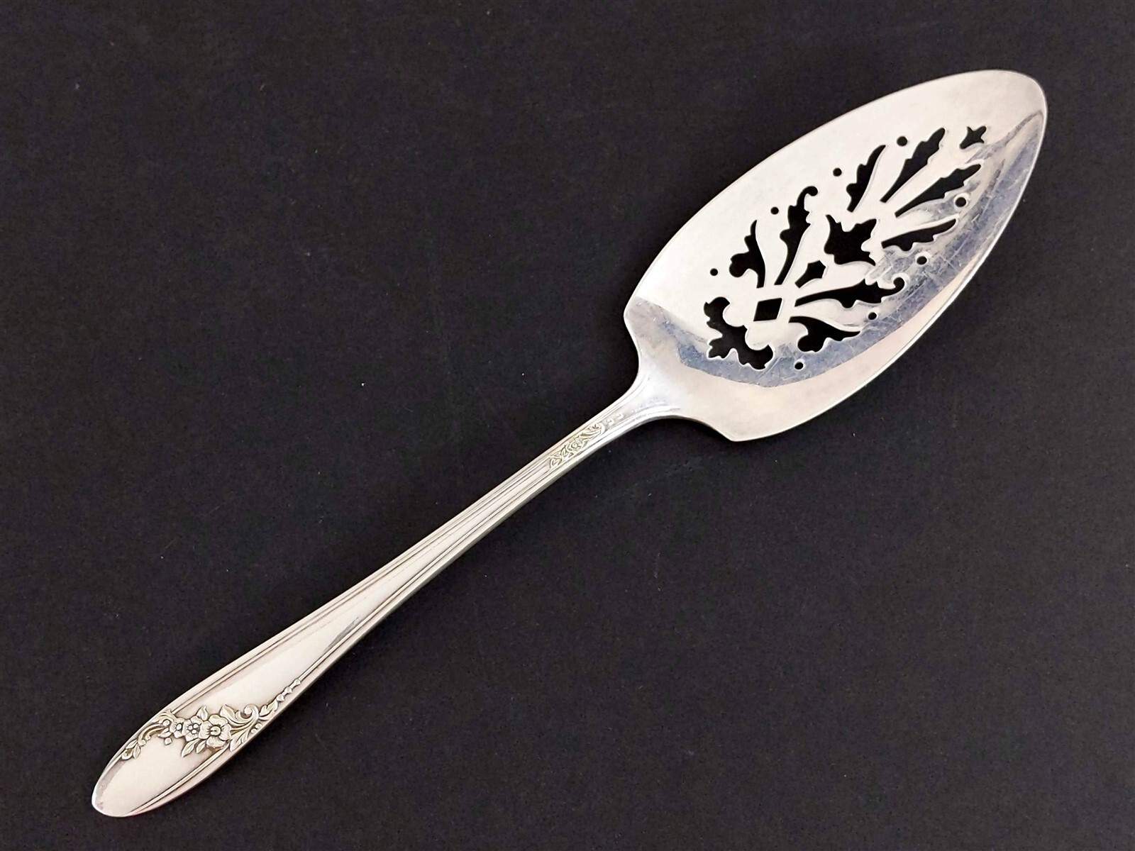 Oneida Community QUEEN BESS II Pierced Pie Server 9-5/8″ Silverplate 1946