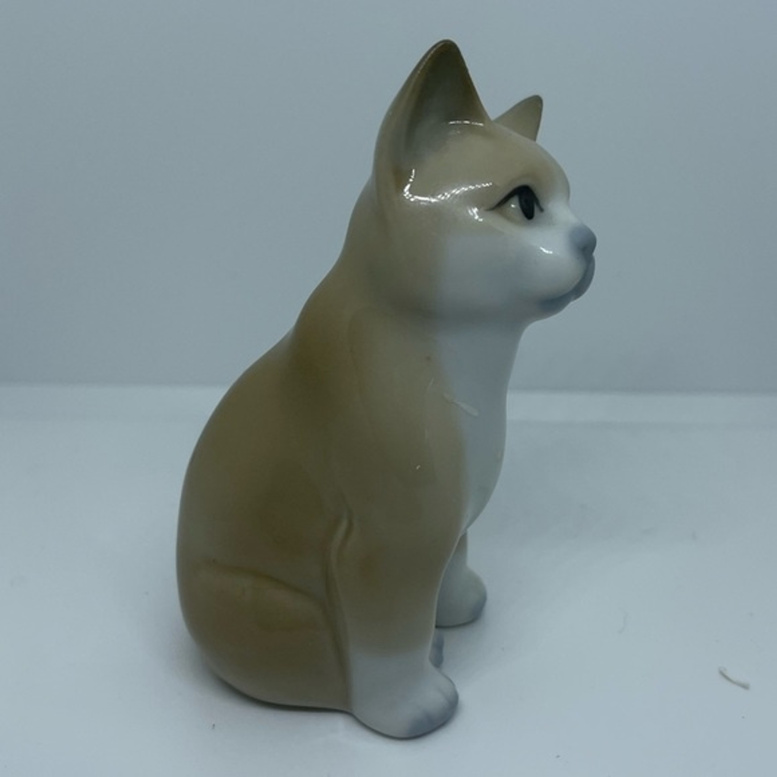 Vintage Tan & white Kitten ceramic.