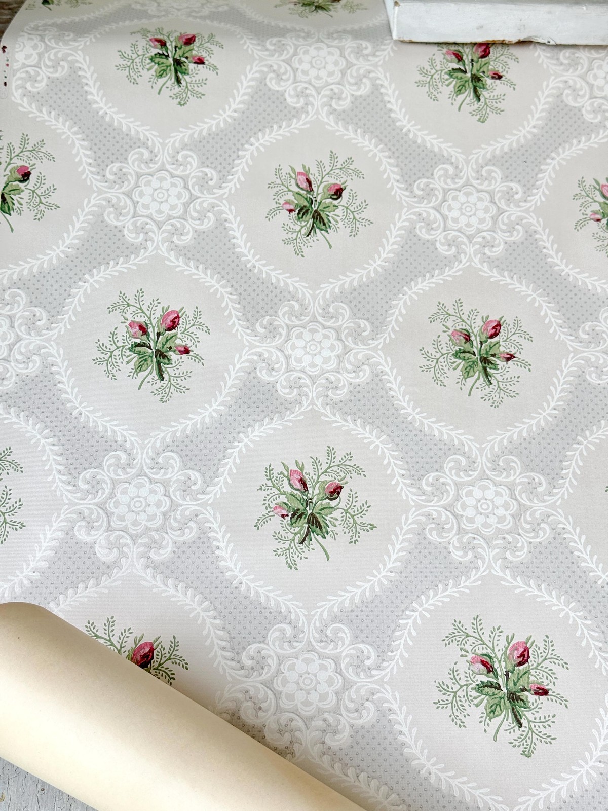 5.4yds (10.8yds avail) 1930s 1940s American Wallpaper Roll Pink Rosebud Medalli