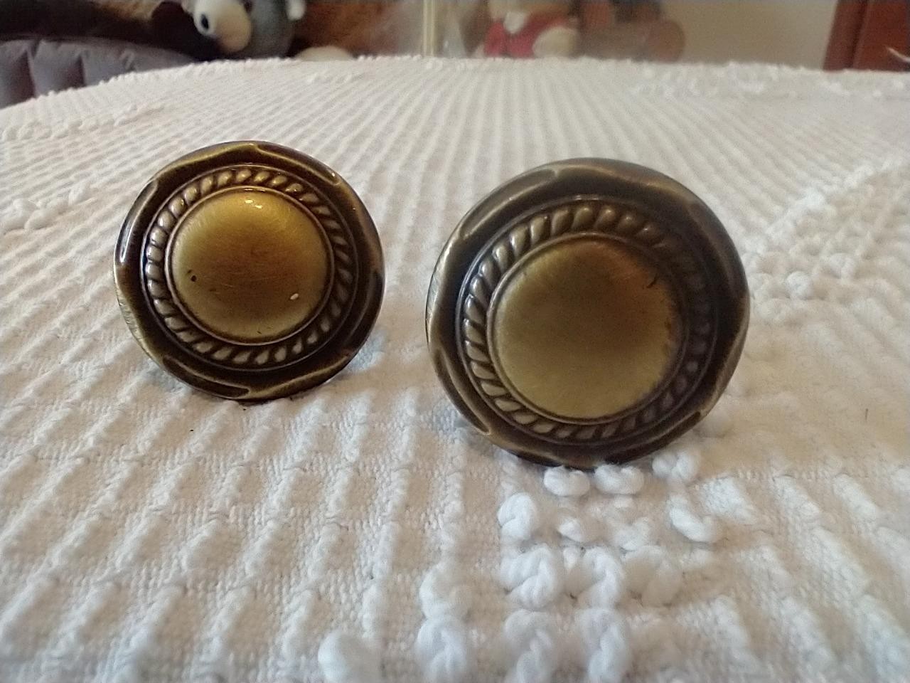 2 VINTAGE BRASS DRAWER PULLS~KNOBS~OXIDIZED~1.25″DIAMETER~ORNATE~70’S~3/4″DEEP