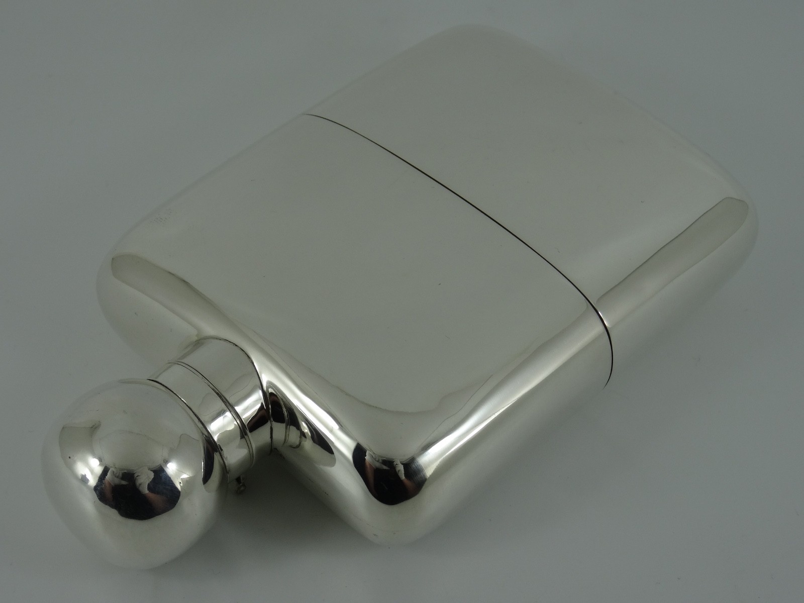 SOLID STERLING SILVER HANDSOME GEORGE V HIP FLASK & CUP BIRMINGHAM 1911 235G