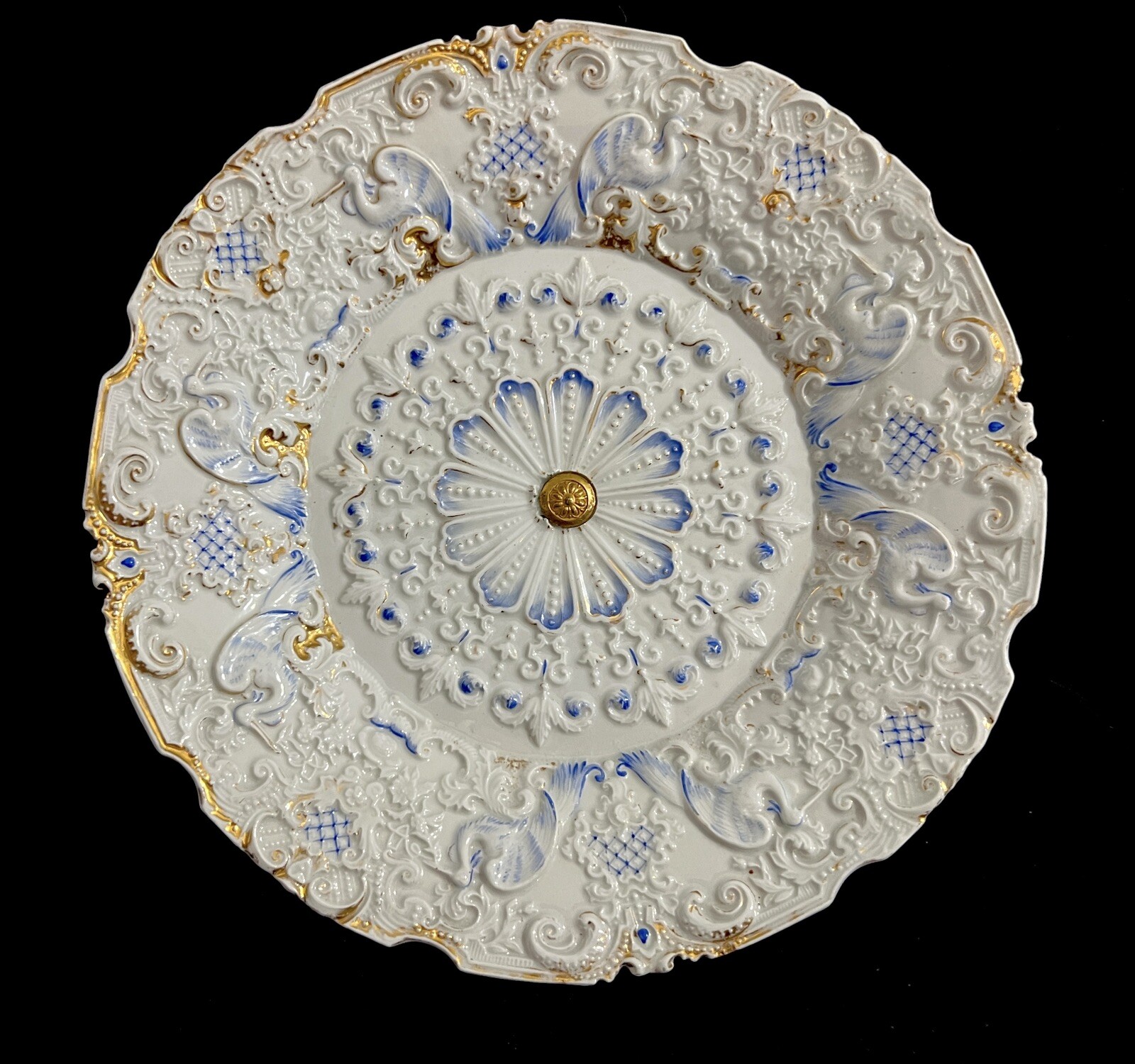 MEISSEN 1725-1765 PORCELAIN CAKE TAZZA SCULPTURAL DETAILS WHITE GOLD BLUE RARE