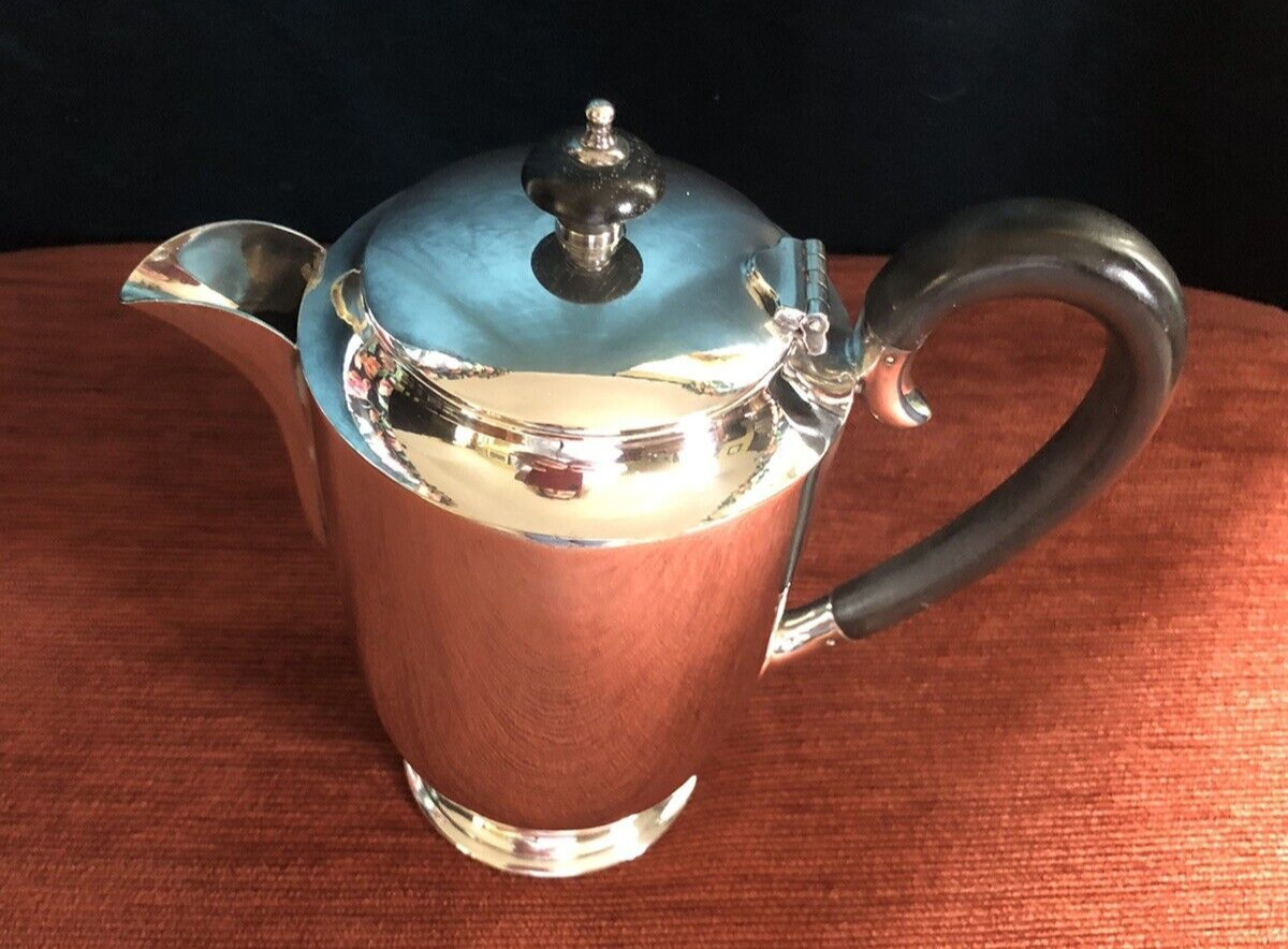 A GOOD QUALITY HAWKSWORTH, EYRE & CO CAPITAL SILVER PLATE HOT WATER/COFFEE POT