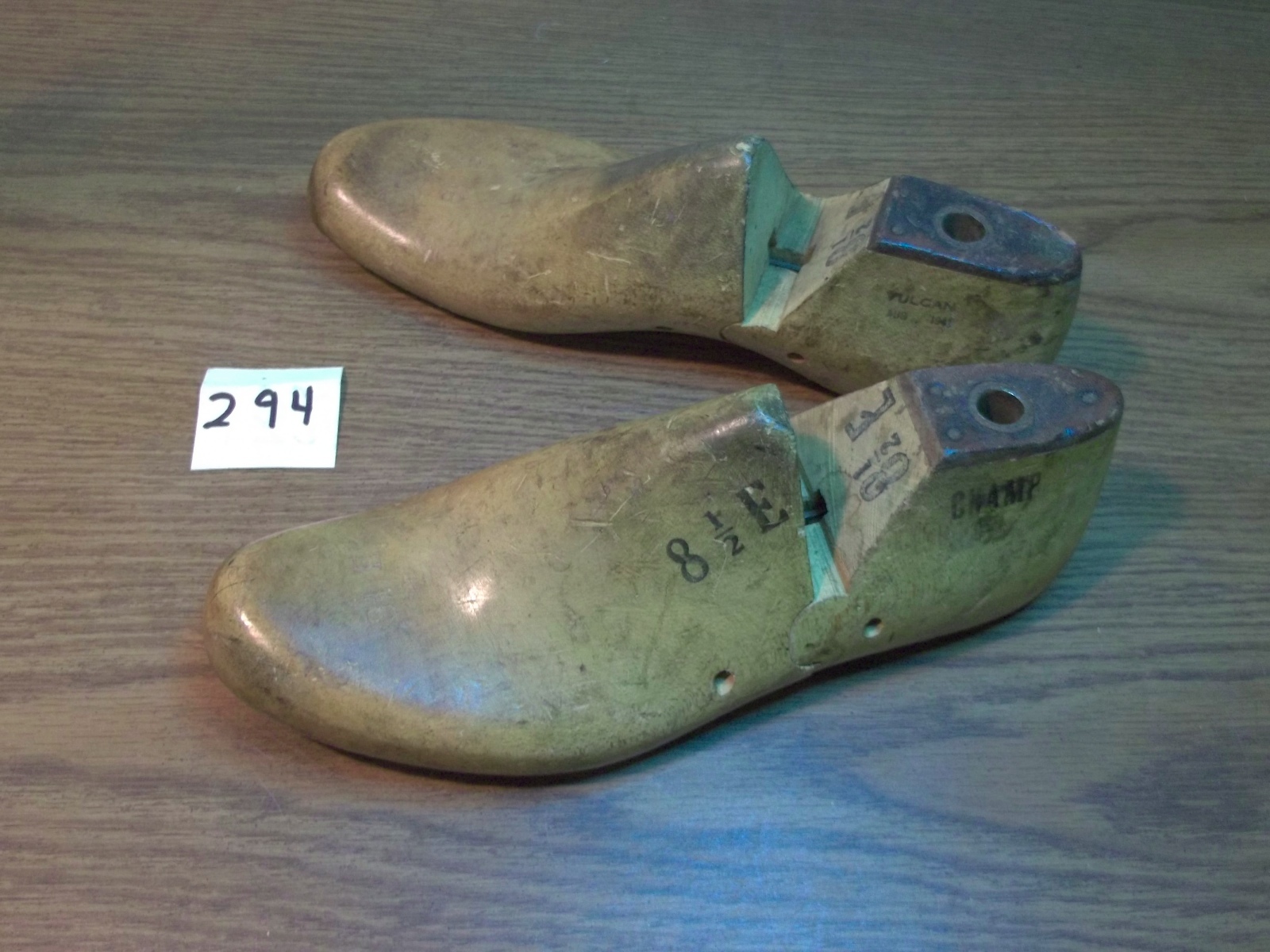 VINTAGE PAIR 8-1/2 E VULCAN CHAMP Shoe Factory Industrial Last Mold #294